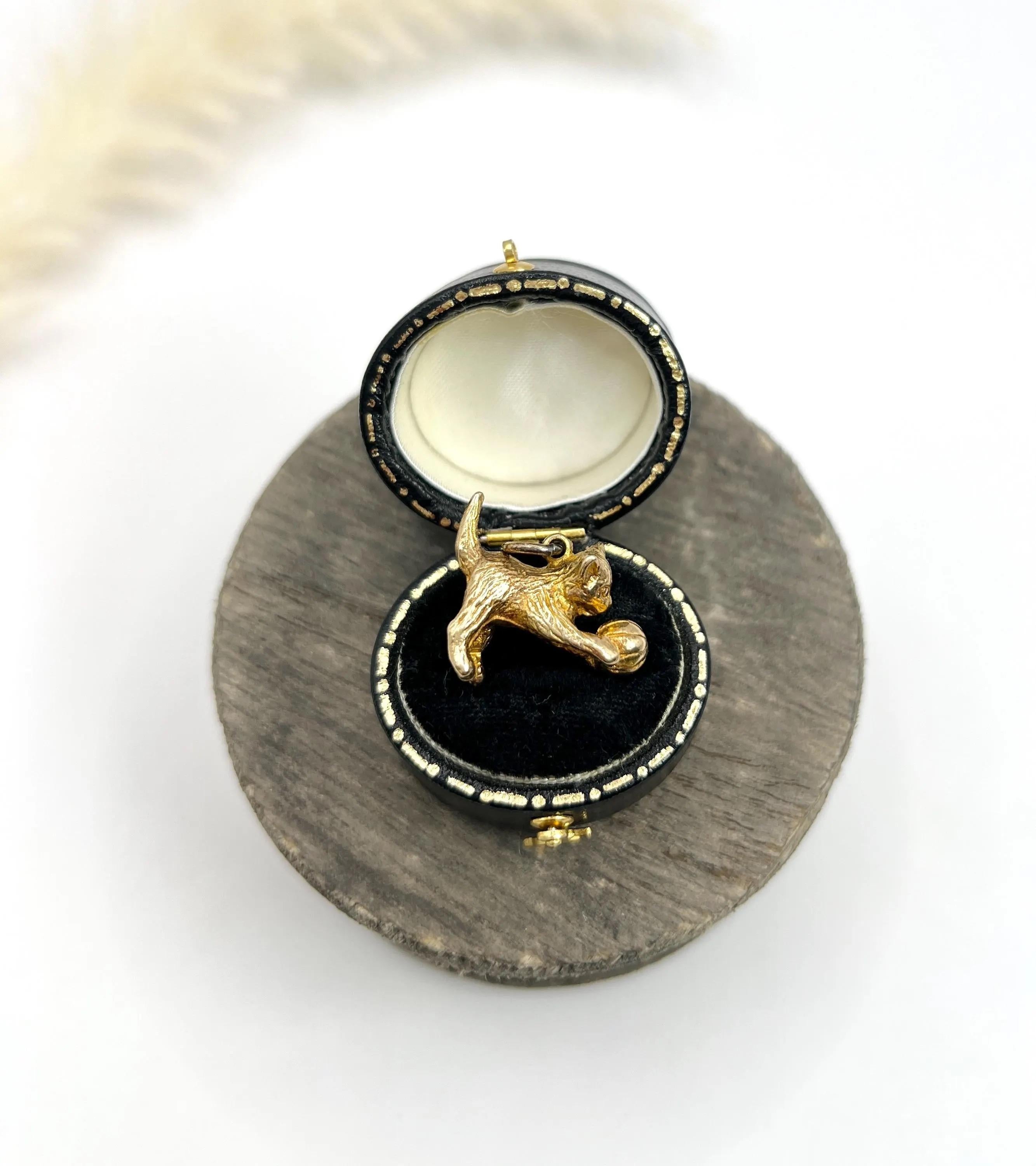 9ct Gold Katze / Kätzchen & Ball Anhänger / Armband Charme Hallmarked Birmingham 1969 für Damen oder Herren im Angebot