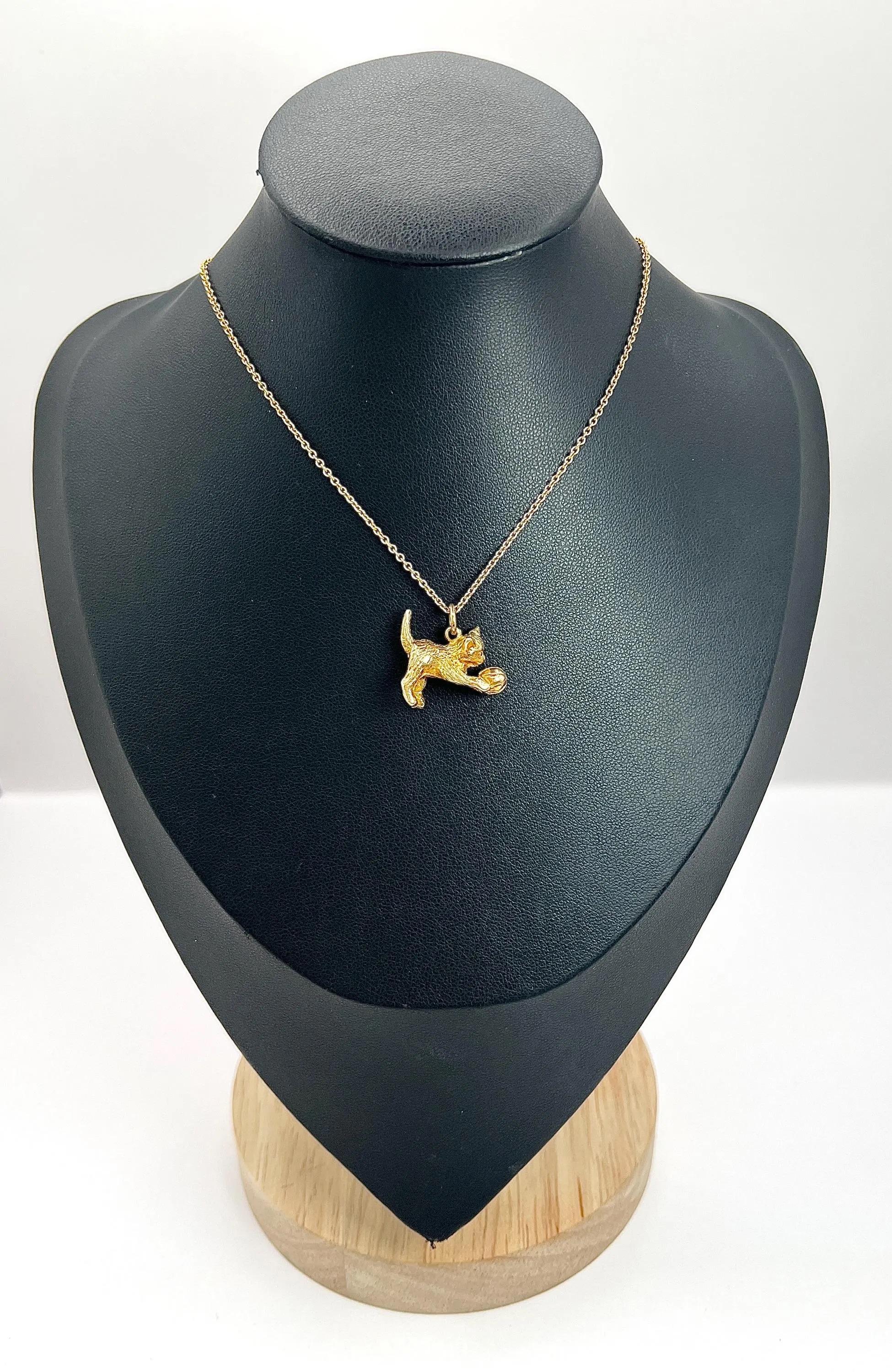 9ct Gold Katze / Kätzchen & Ball Anhänger / Armband Charme Hallmarked Birmingham 1969 im Angebot 1