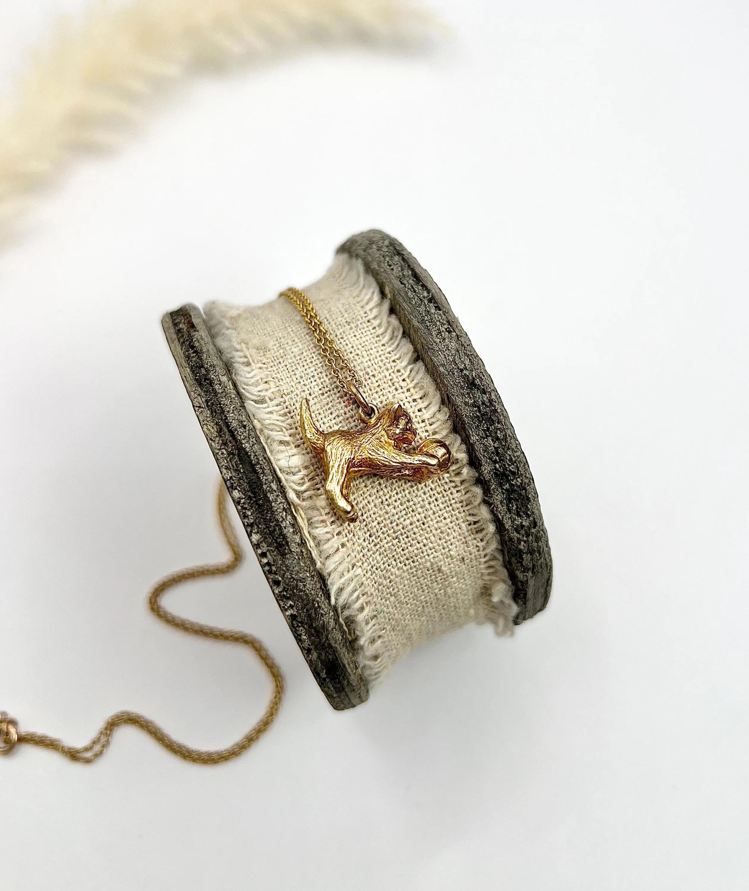 9ct Gold Katze / Kätzchen & Ball Anhänger / Armband Charme Hallmarked Birmingham 1969 im Angebot 5