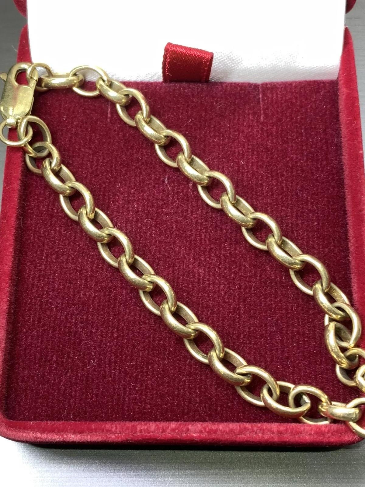 9ct Gold Curb Chain Bracelet Chunky Yellow Gold Plain.

9ct yellow gold chunky curb Cuban link large bracelet.
Large claw Cuban chain beta elect plain solid gold.

12.7g
8 inches

Hallmarked

Box and valuation included.