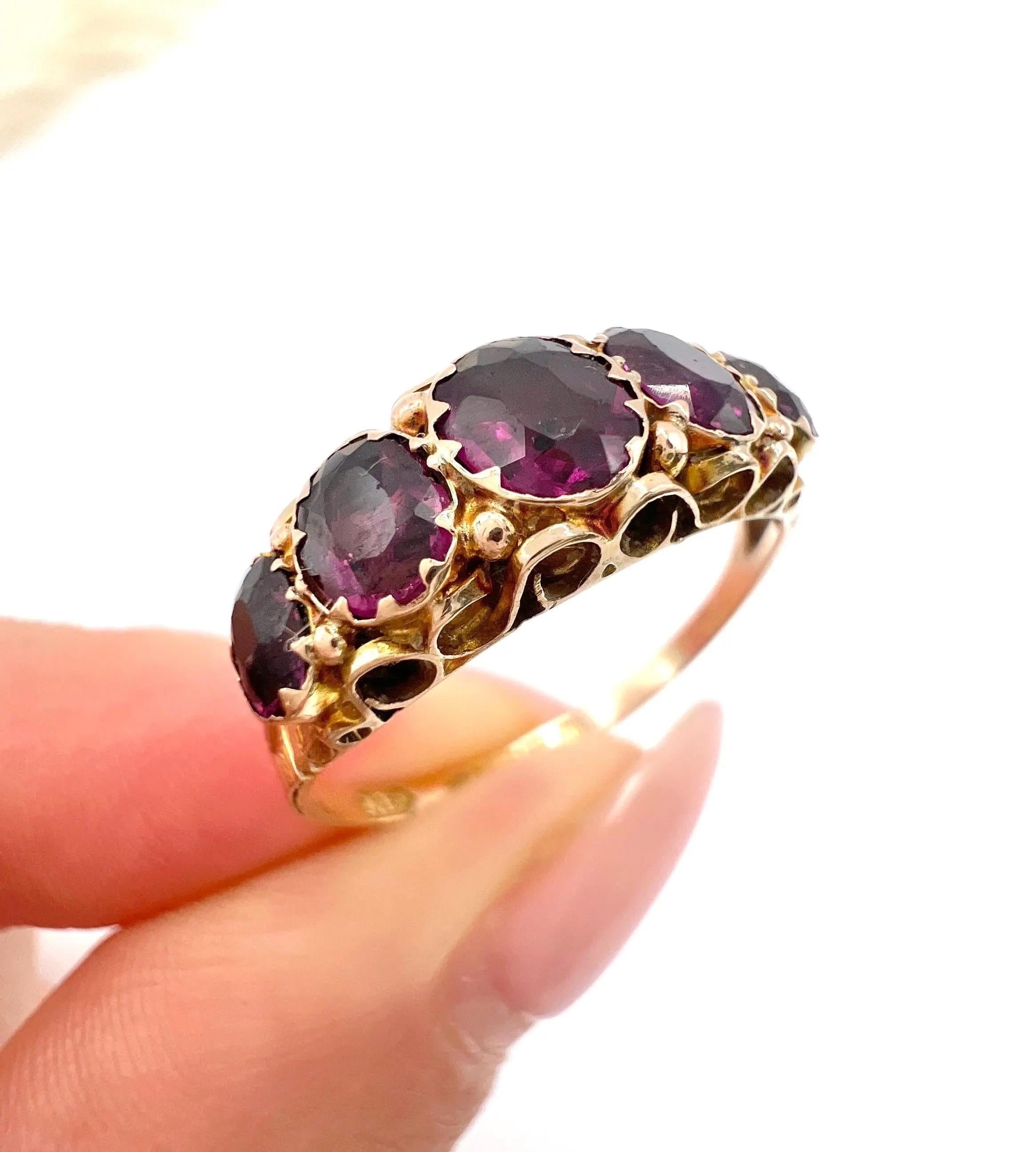 Anillo victoriano de oro de 9 ct con cinco piedras de granate almandino, matasellado en 1857 en venta 4