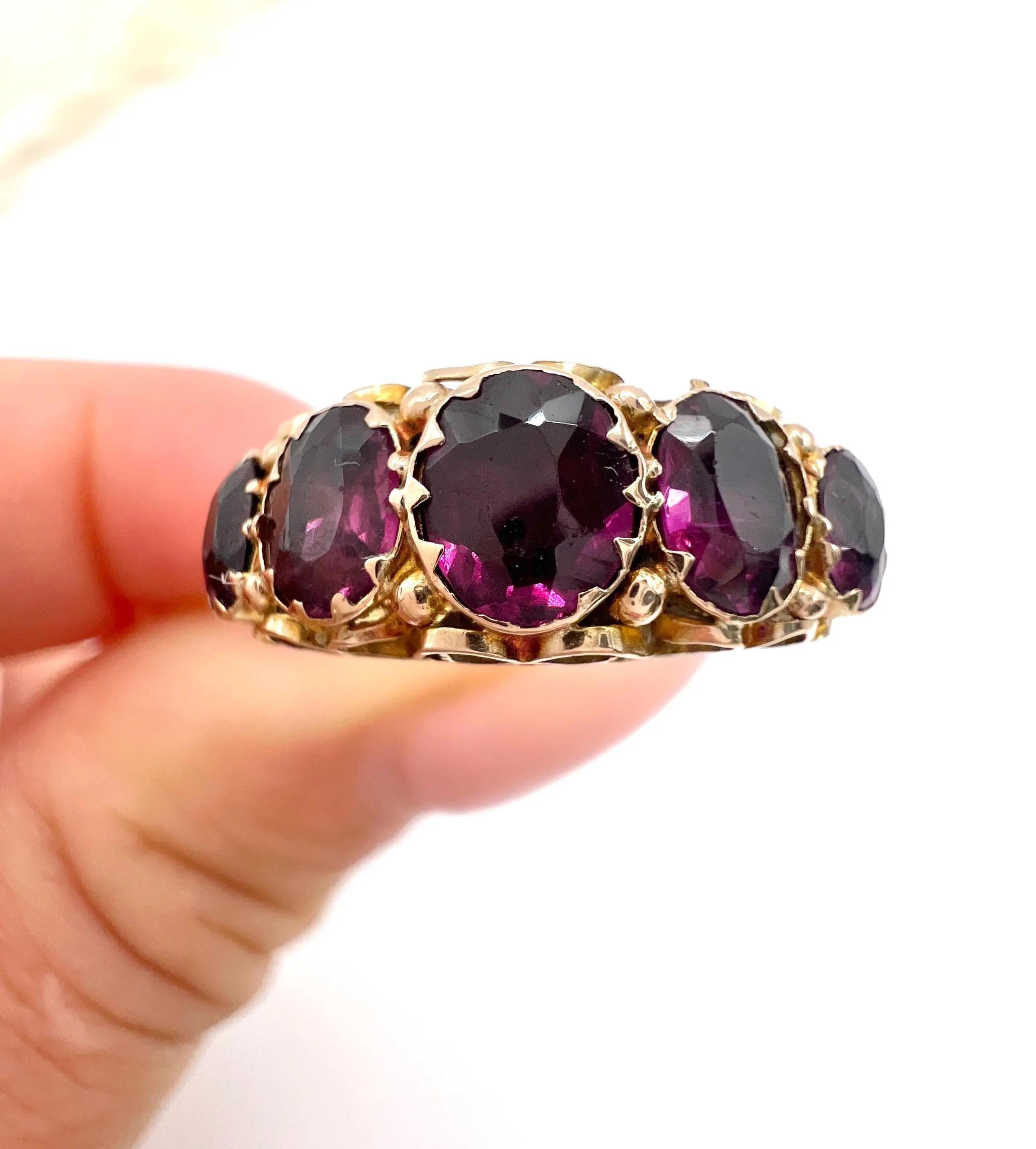 Anillo victoriano de oro de 9 ct con cinco piedras de granate almandino, matasellado en 1857 en venta 5