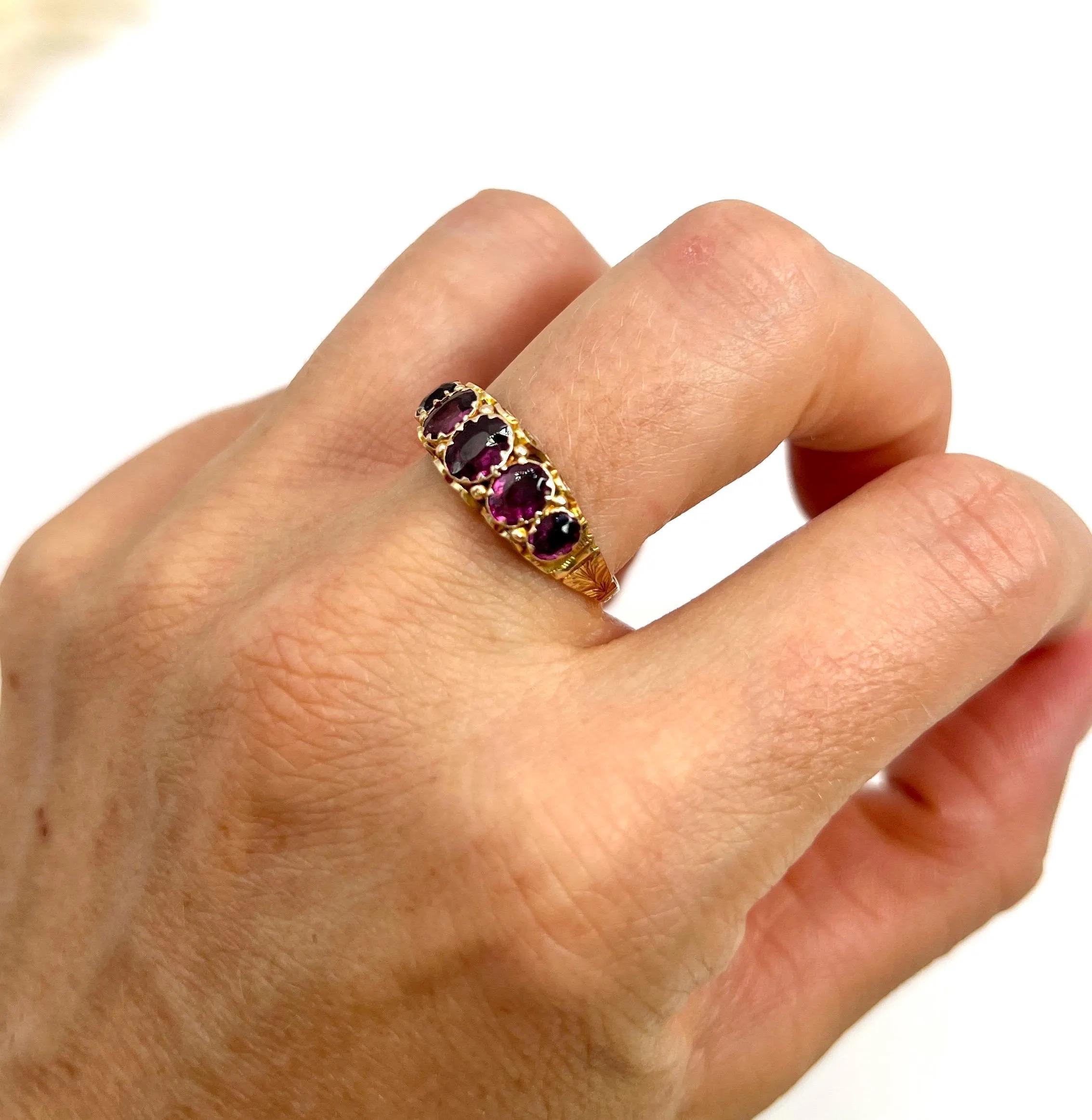 Anillo victoriano de oro de 9 ct con cinco piedras de granate almandino, matasellado en 1857 Victoriano en venta