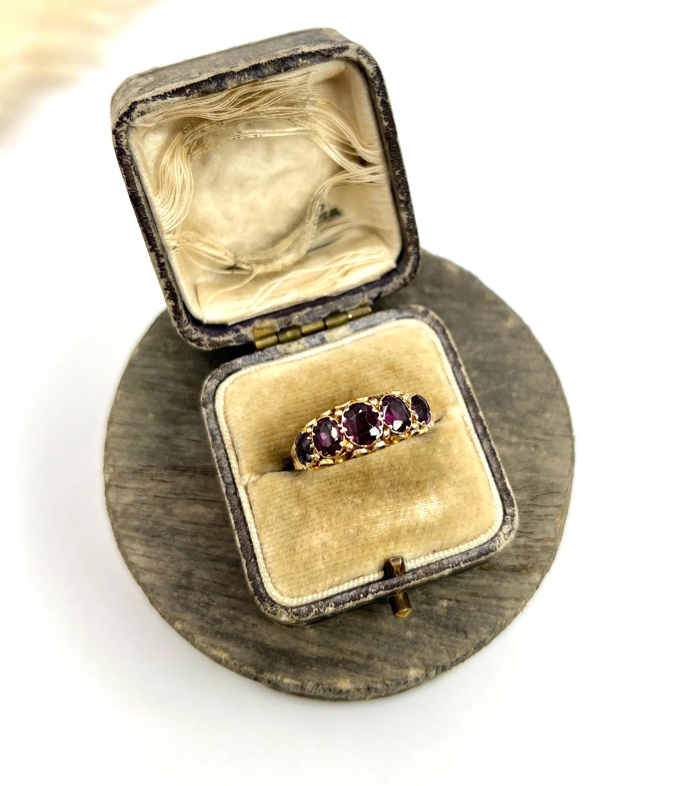 Anillo victoriano de oro de 9 ct con cinco piedras de granate almandino, matasellado en 1857 Corte oval en venta