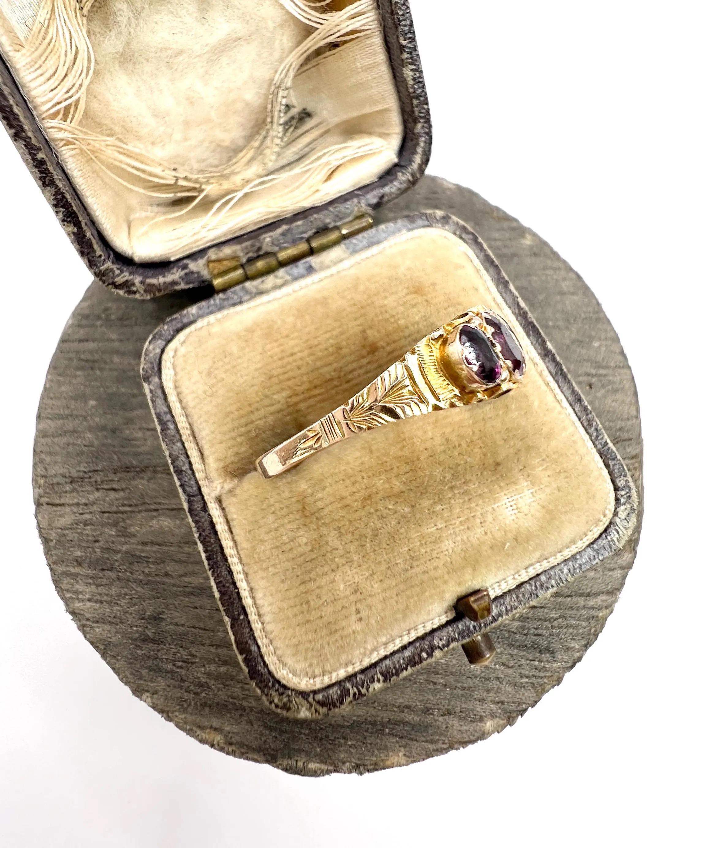 Anillo victoriano de oro de 9 ct con cinco piedras de granate almandino, matasellado en 1857 en Bueno estado para la venta en Brighton, GB