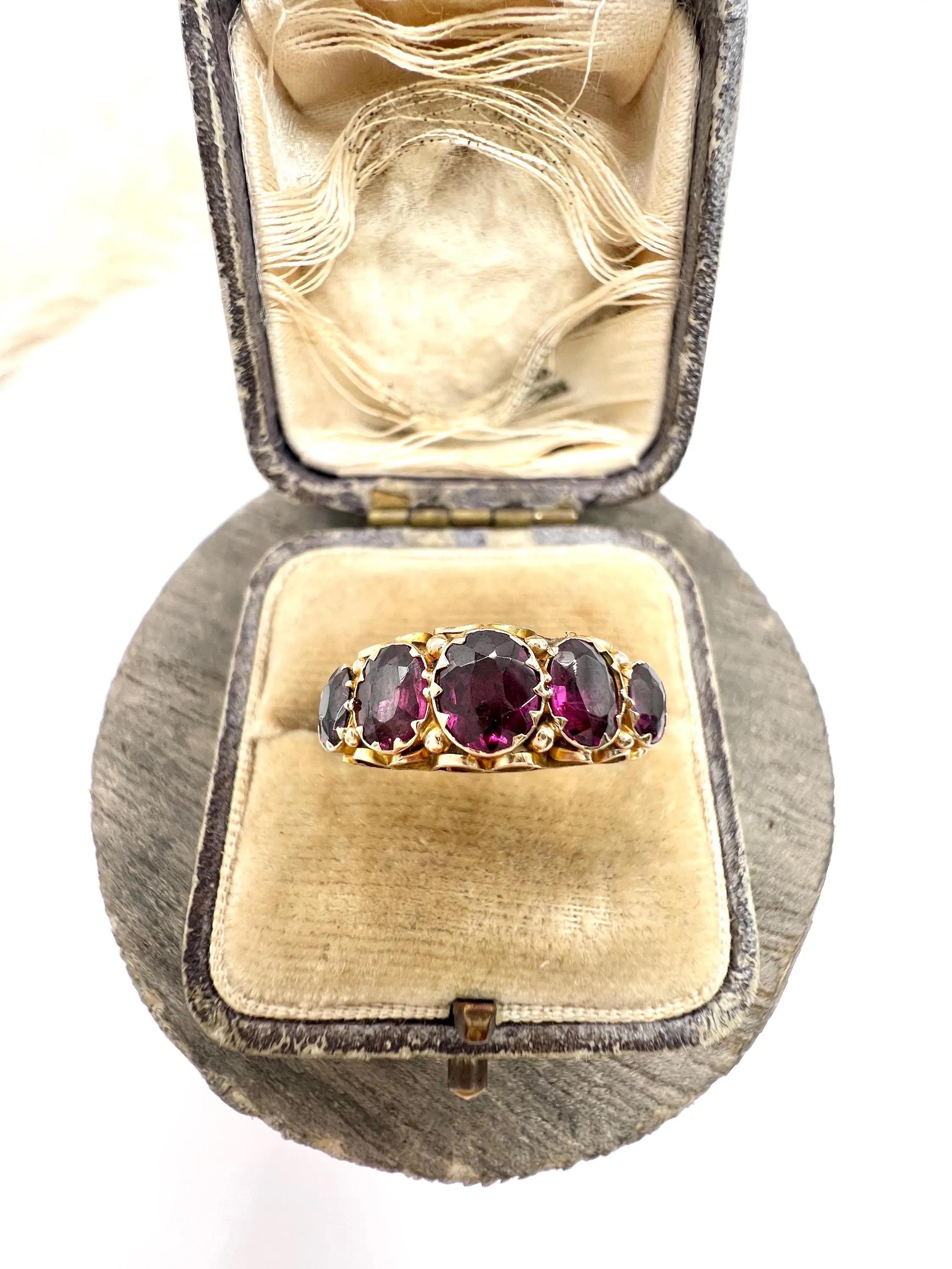 Anillo victoriano de oro de 9 ct con cinco piedras de granate almandino, matasellado en 1857 en venta 1