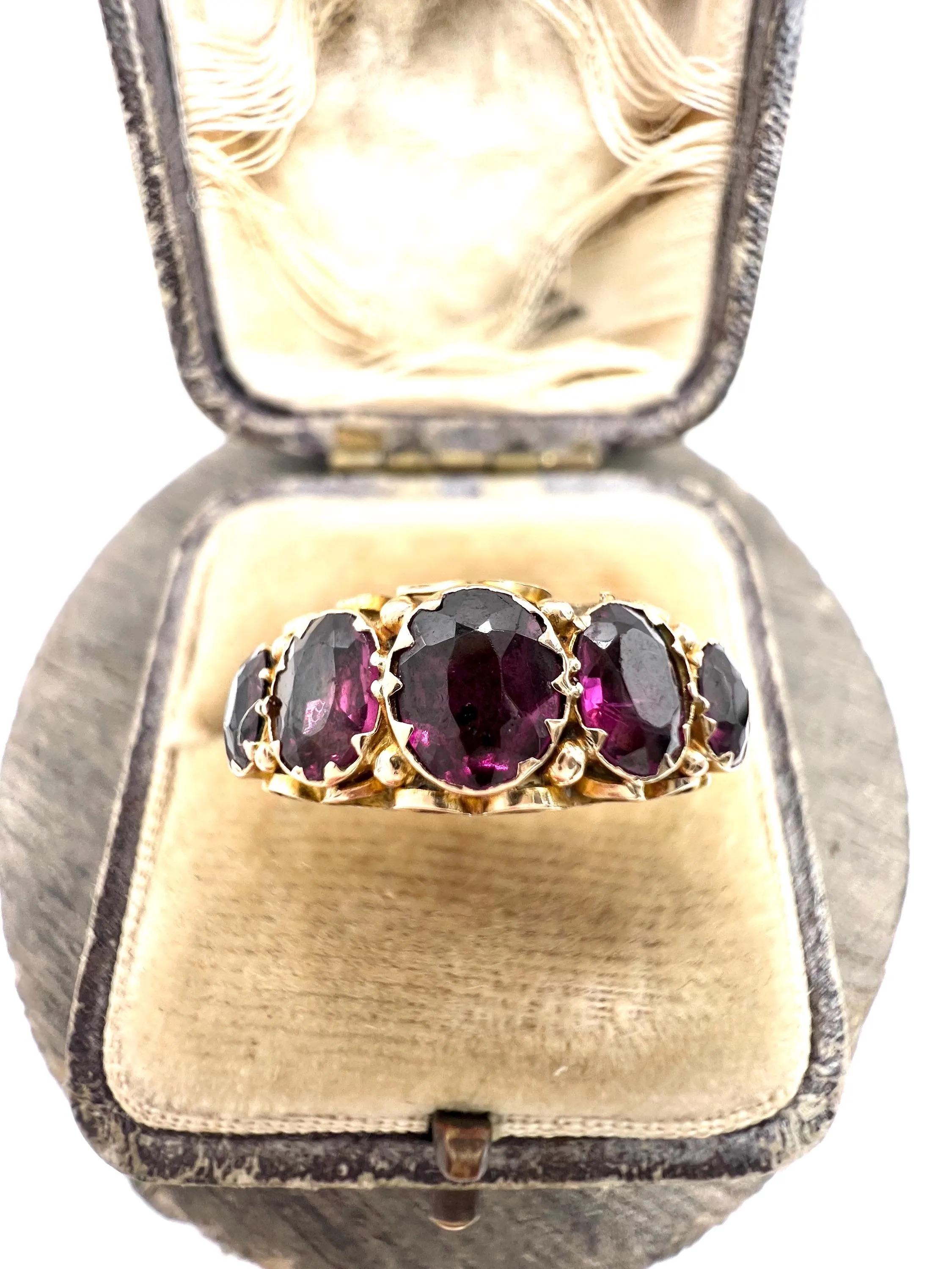 Anillo victoriano de oro de 9 ct con cinco piedras de granate almandino, matasellado en 1857 en venta 2