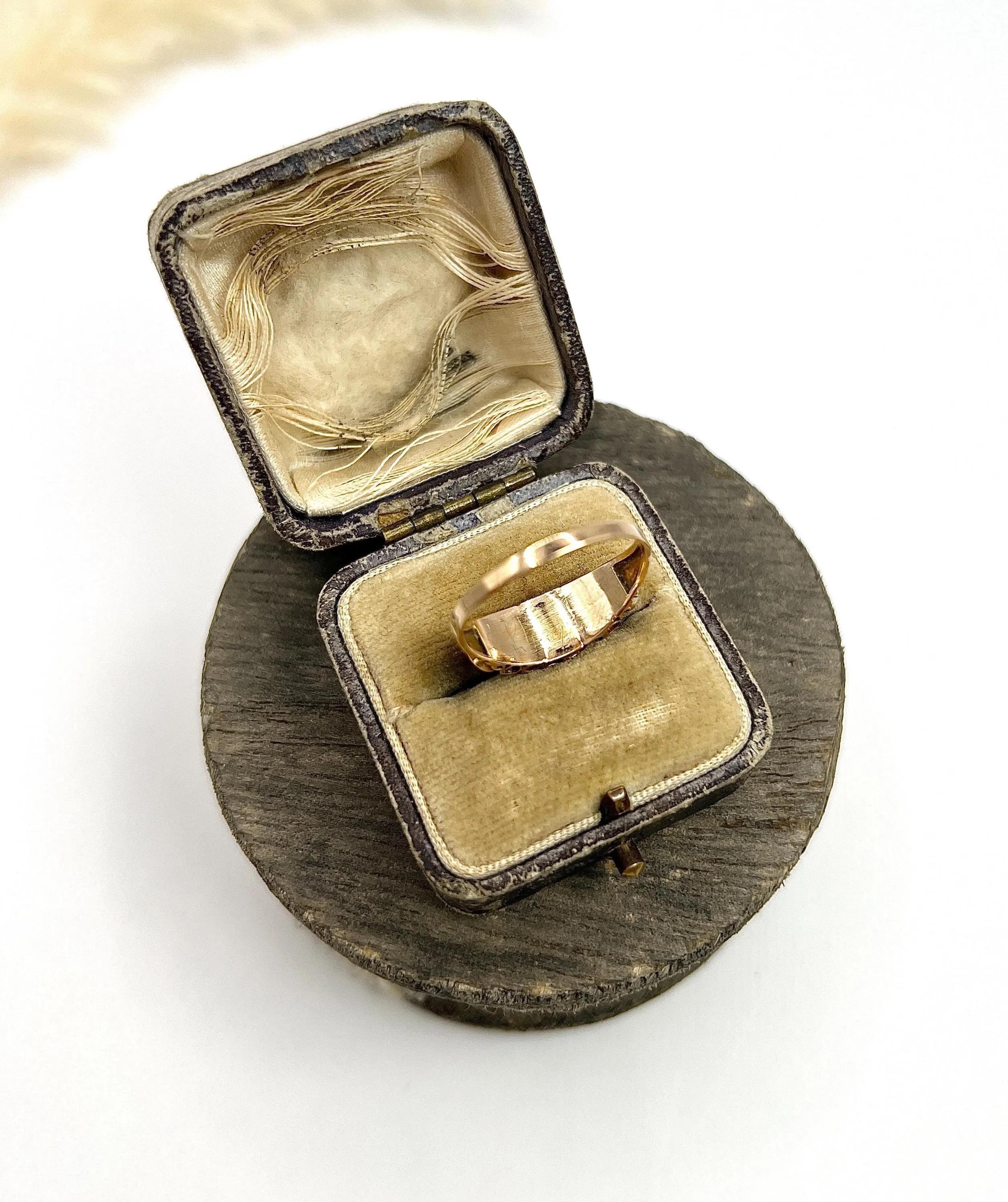 Anillo victoriano de oro de 9 ct con cinco piedras de granate almandino, matasellado en 1857 en venta 3