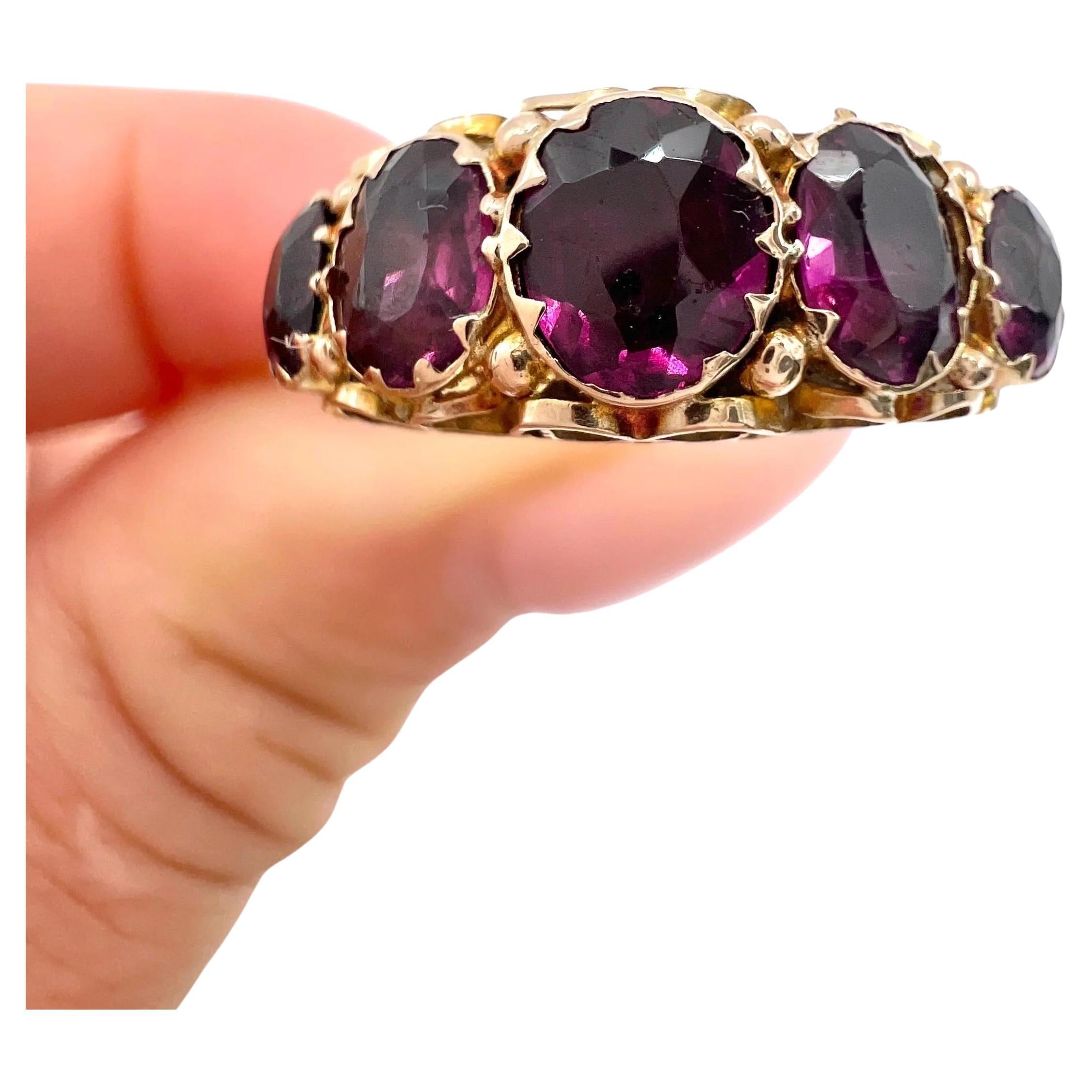 Anillo victoriano de oro de 9 ct con cinco piedras de granate almandino, matasellado en 1857 en venta