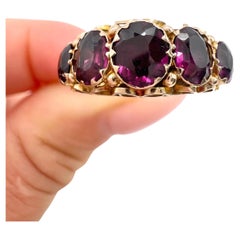 Anillo victoriano de oro de 9 ct con cinco piedras de granate almandino, matasellado en 1857