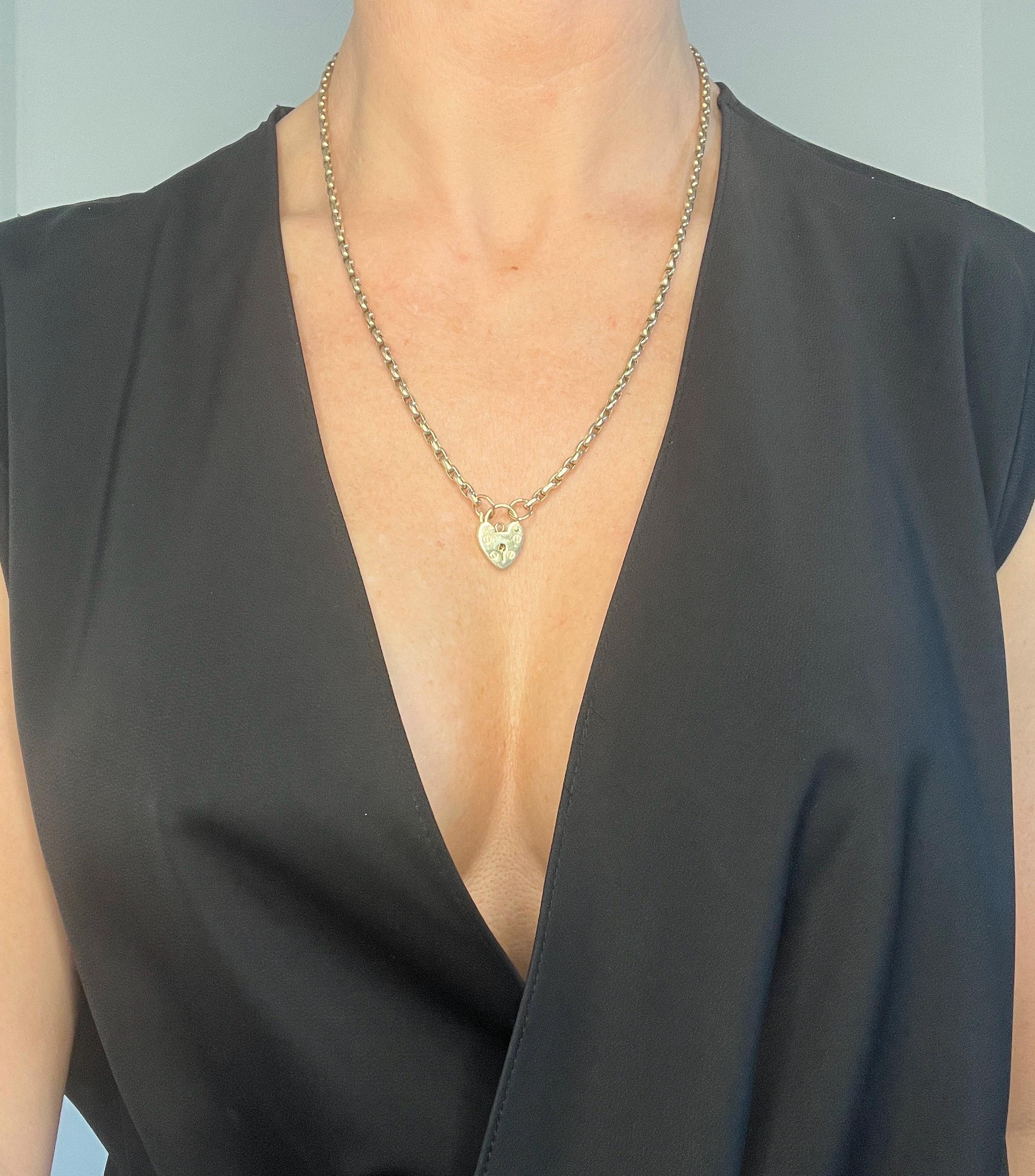 Candado Antiguo Cadena Belcher

Oro de 9 ct estampado 375

Hallmarked Londres

Marca del fabricante L C 

Esta impresionante cadena belcher eduardiana facetada está fabricada en oro rosa pálido de 9 ct, con un tono cálido y lujoso. El intrincado