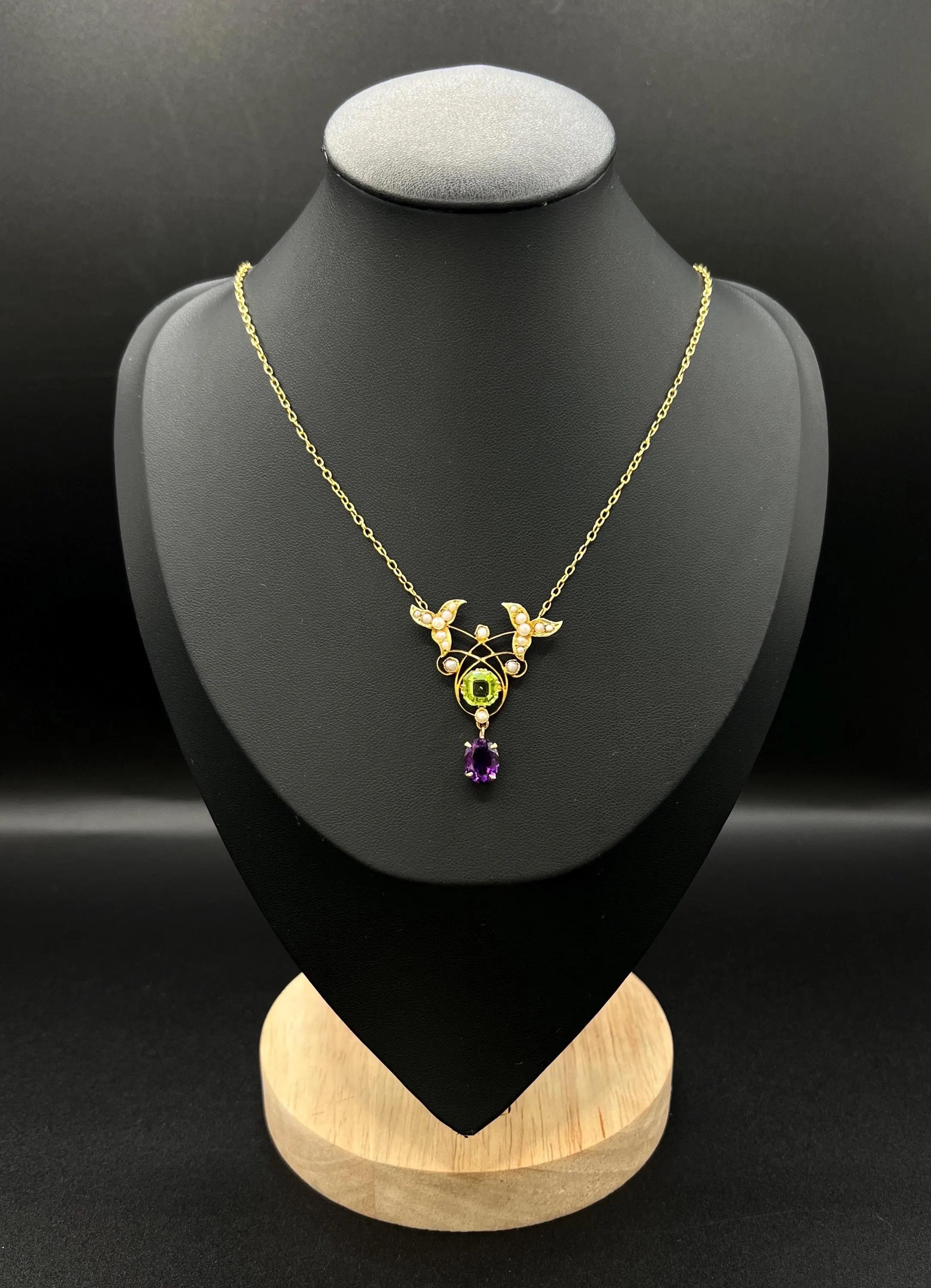 Collier ancien Suffragette

Or jaune 9ct estampillé

Circa 1910 

Remontez le temps avec cet exquis collier de suffragette de l'époque édouardienne, une belle représentation d'une période importante de l'histoire des femmes. Réalisée en or jaune