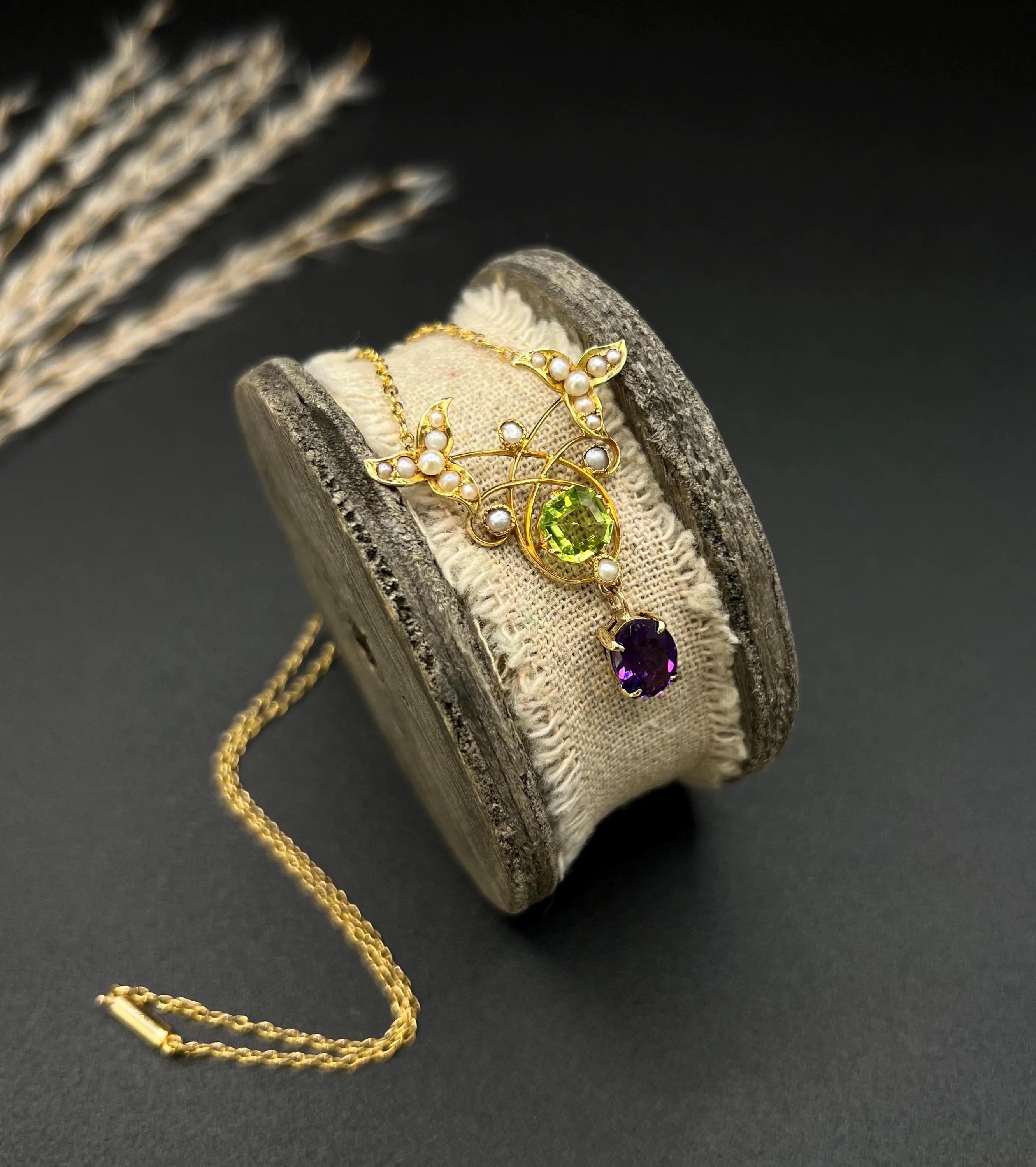 Pendentif Suffragette en or 9ct de l'époque édouardienne, avec améthyste, péridot et grain de beauté  Collier Unisexe en vente