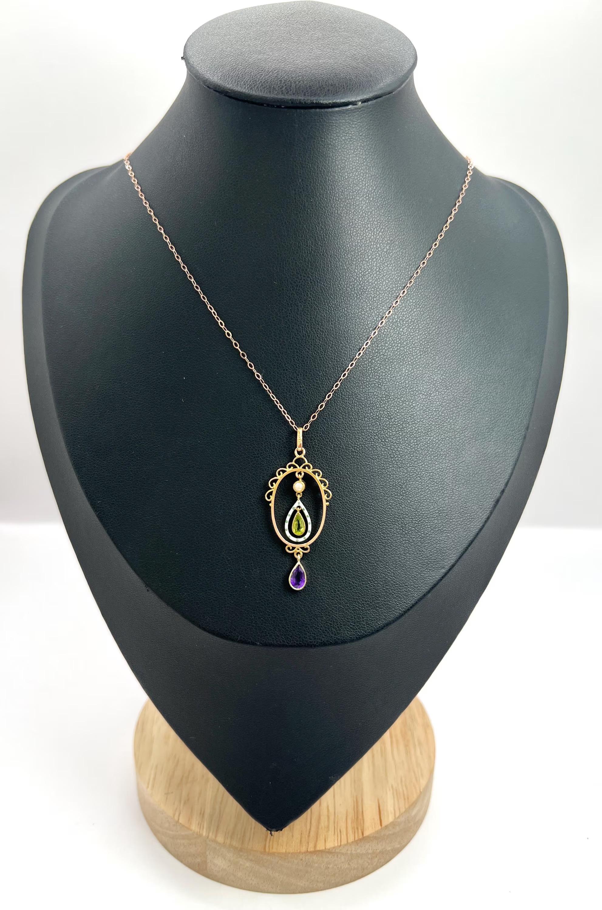 Collier ancien Suffragette 

Or 9 carats

Circa 1910 

Célébrez un pan de l'histoire avec ce collier pendentif suffragette de l'époque édouardienne en or jaune 9ct estampillé. Ce superbe collier présente un cadre ouvert de forme ovale, mettant