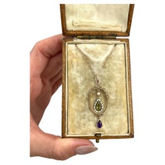 Ciondolo Suffragette in oro 9ct, ametista edoardiana, peridoto, perle e smalto