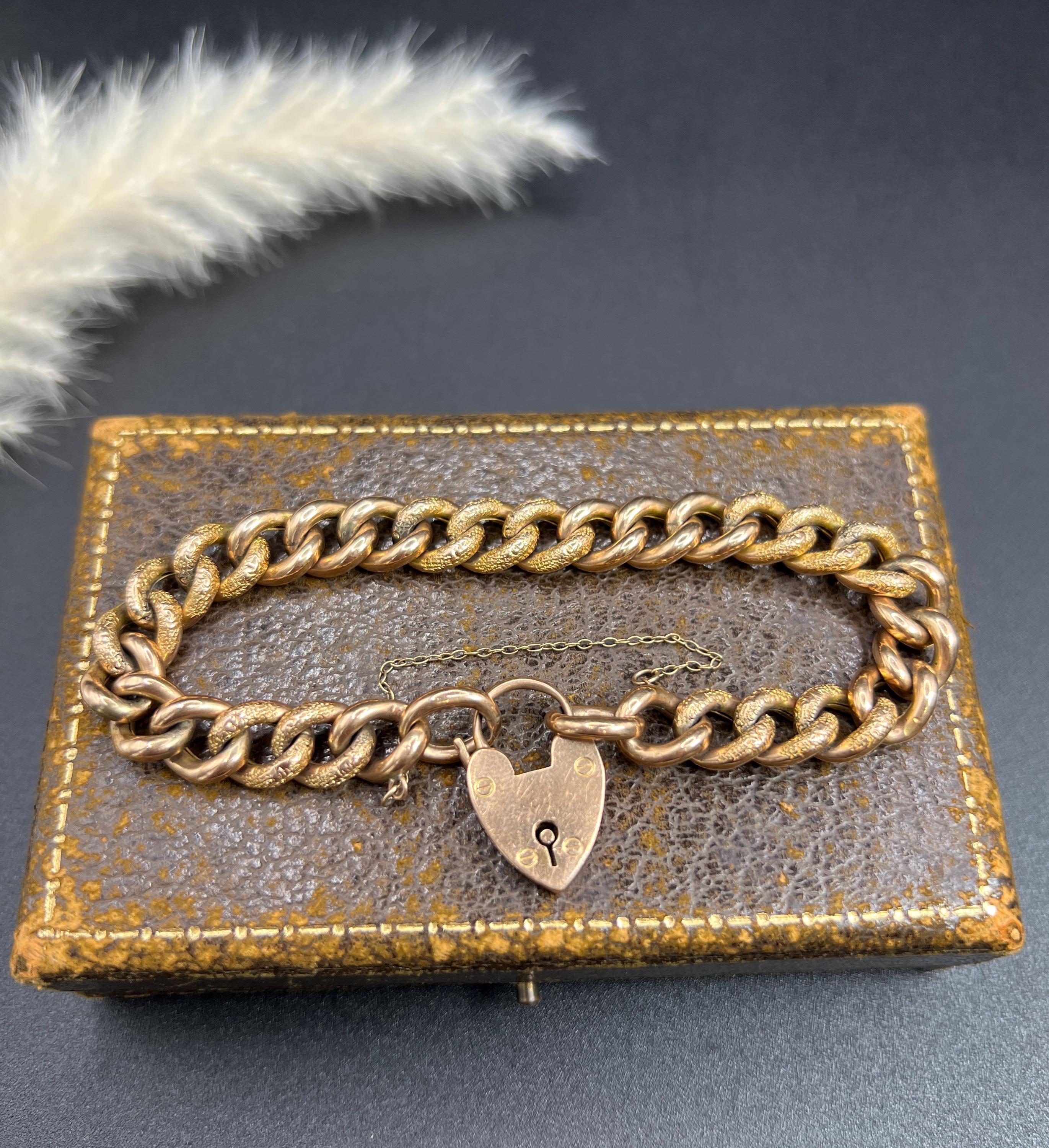 9ct Gold Edwardian Night & Day Floral Patterned Curb Bracelet with Heart Padlock en venta 5