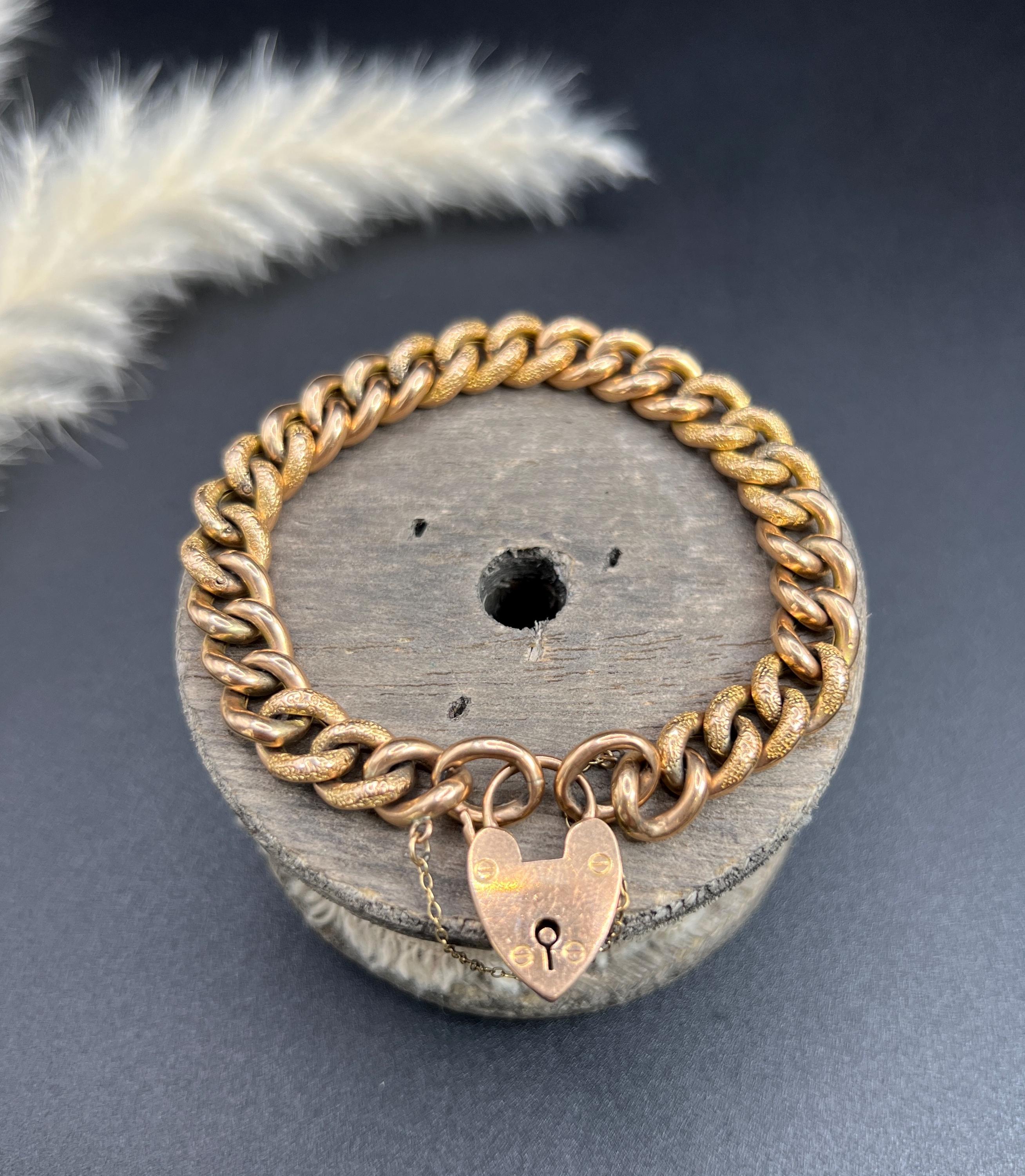 9ct Gold Edwardian Night & Day Floral Patterned Curb Bracelet with Heart Padlock Eduardiano en venta