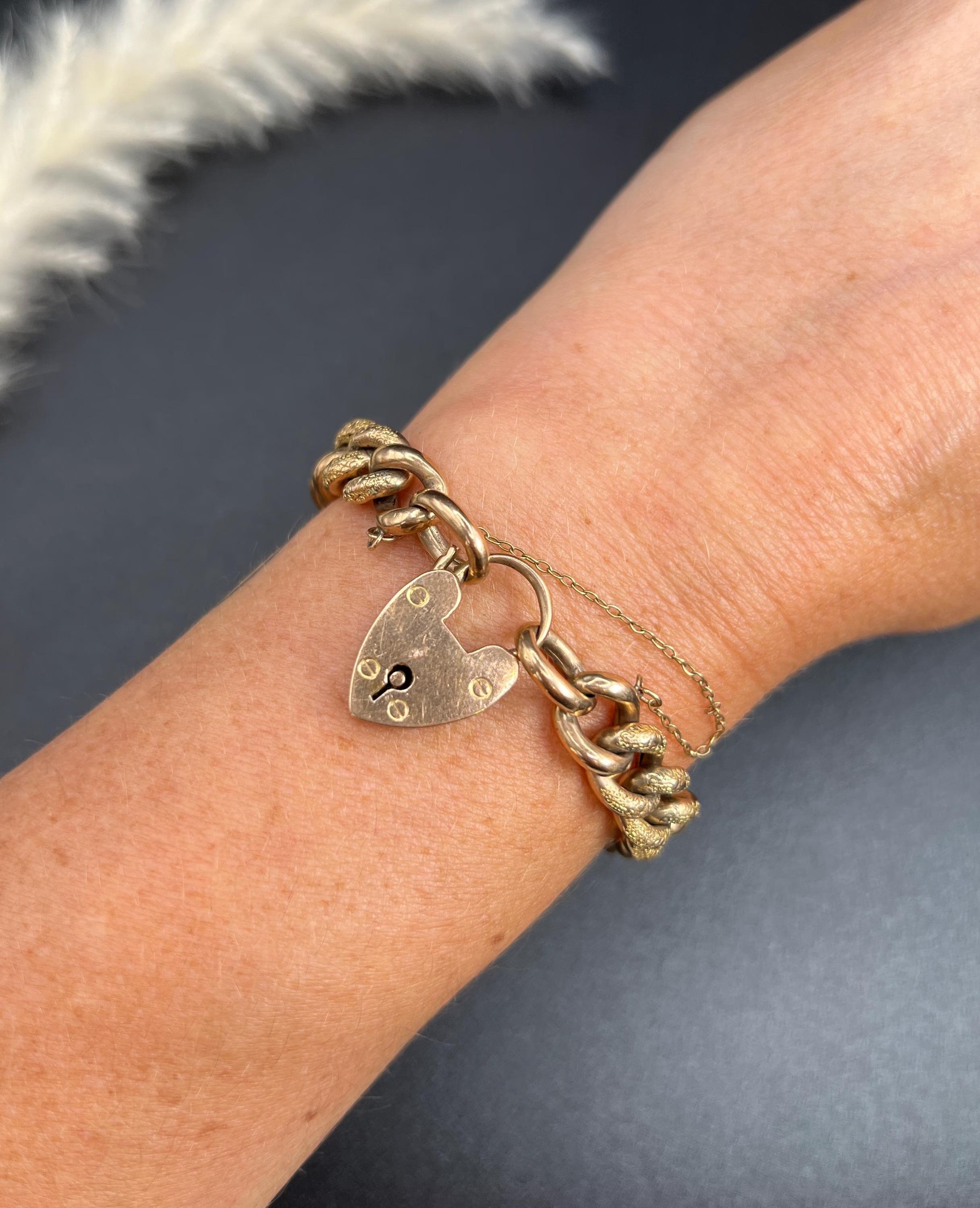9ct Gold Edwardian Night & Day Floral Patterned Curb Bracelet with Heart Padlock en venta 1