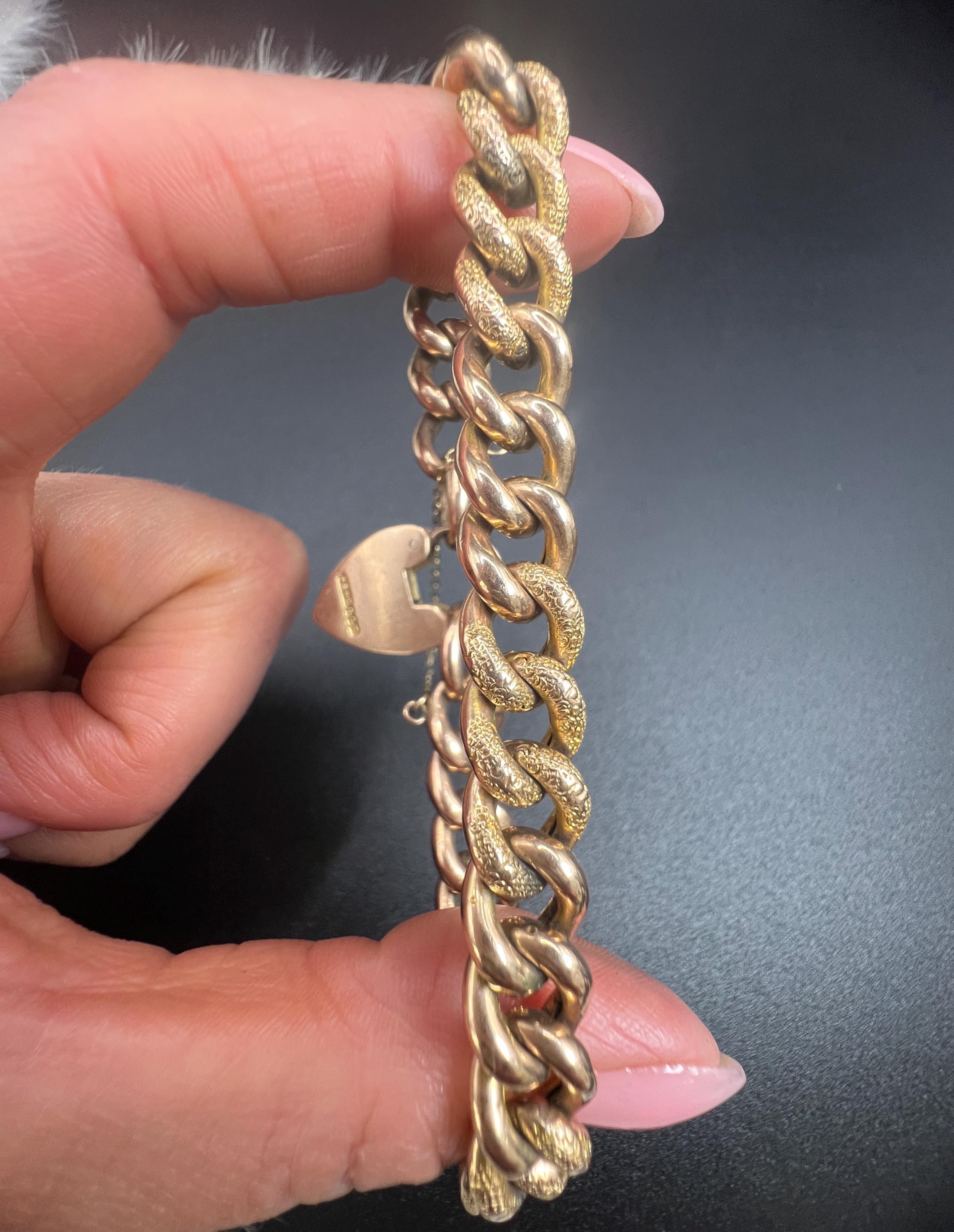 9ct Gold Edwardian Night & Day Floral Patterned Curb Bracelet with Heart Padlock en venta 2