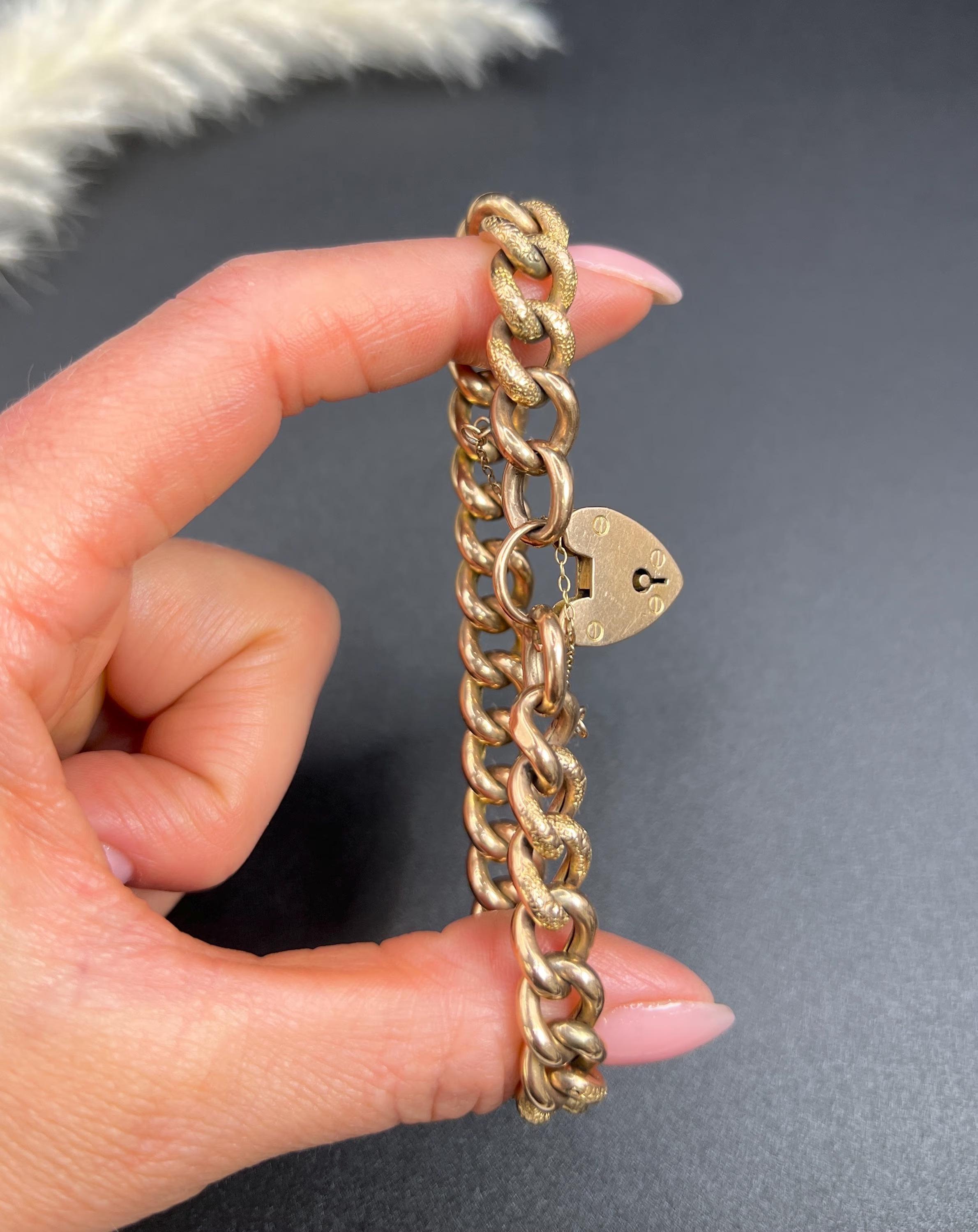 9ct Gold Edwardian Night & Day Floral Patterned Curb Bracelet with Heart Padlock en venta 3