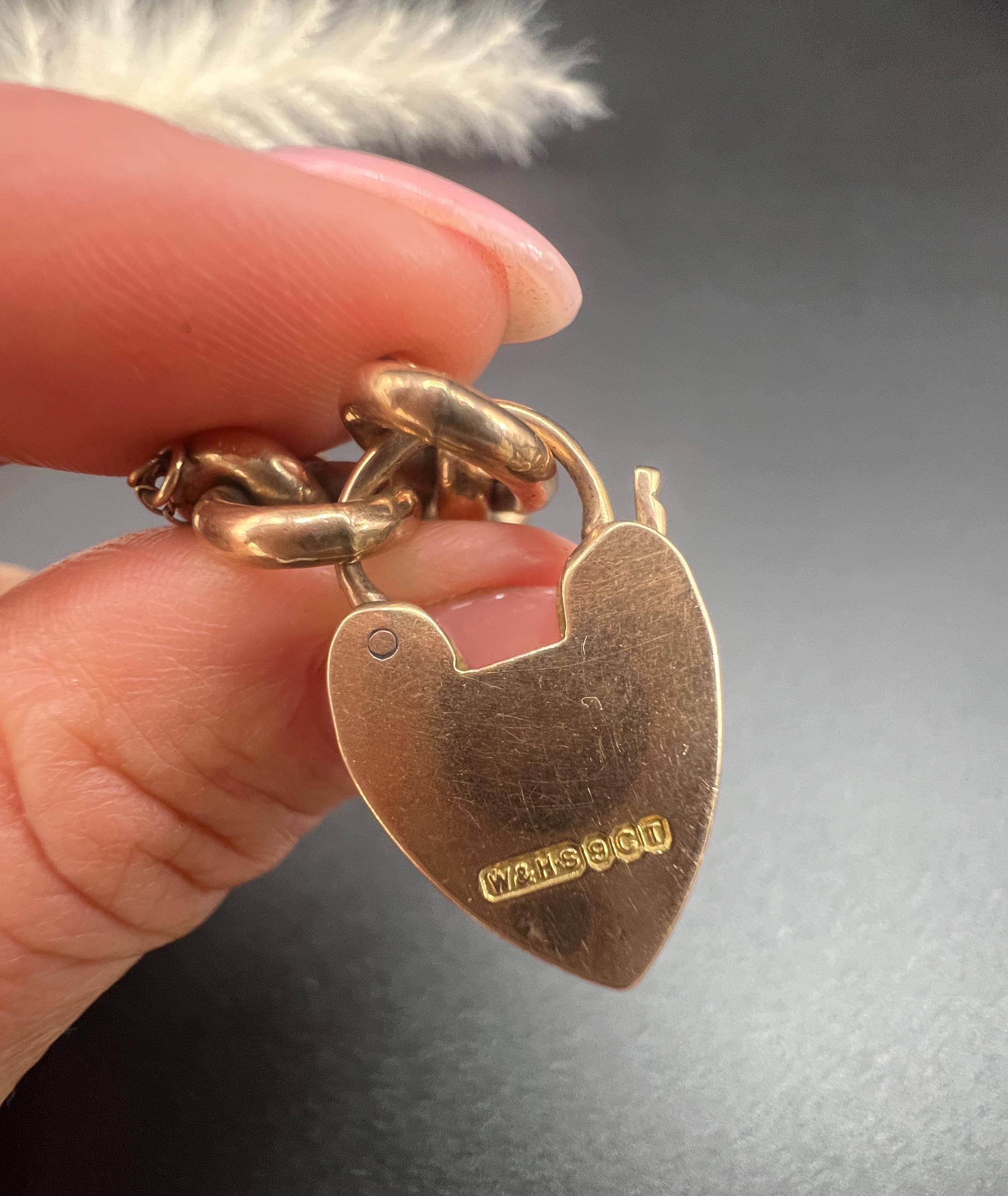 9ct Gold Edwardian Night & Day Floral Patterned Curb Bracelet with Heart Padlock en venta 4