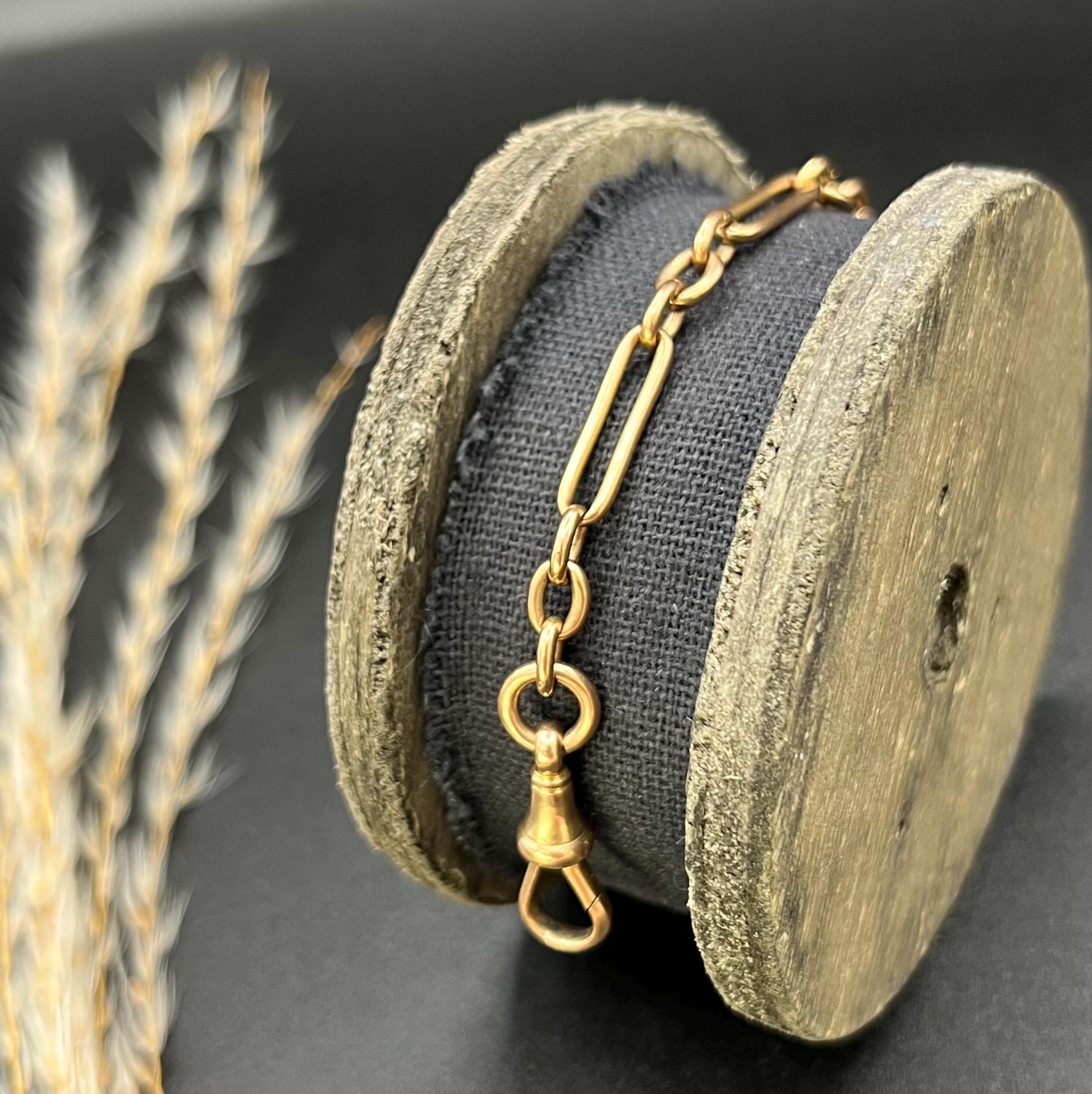 Antikes Gold Kettenverlängerer/Armband um 1900

9ct Gold gestempelt

Verleihen Sie Ihrer Schmucksammlung einen Hauch von vielseitiger Eleganz mit diesem exquisiten verschnörkelten Glied aus 9 Karat Roségold, das entweder als Armband oder als