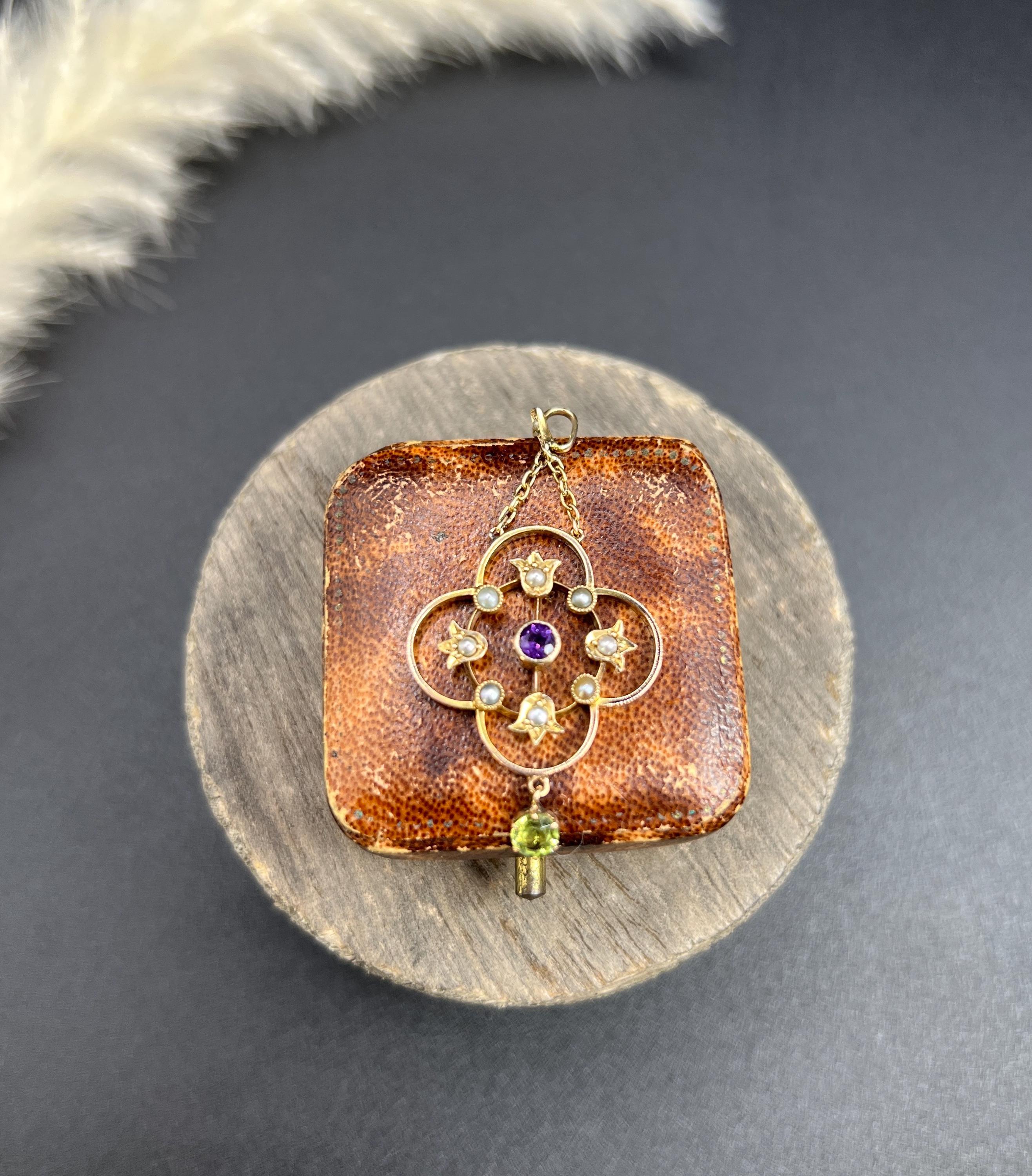 9ct Gold, Edwardian Suffragette Pendant set with Amethyst, Peridot & Seed Pearls in vendita 5
