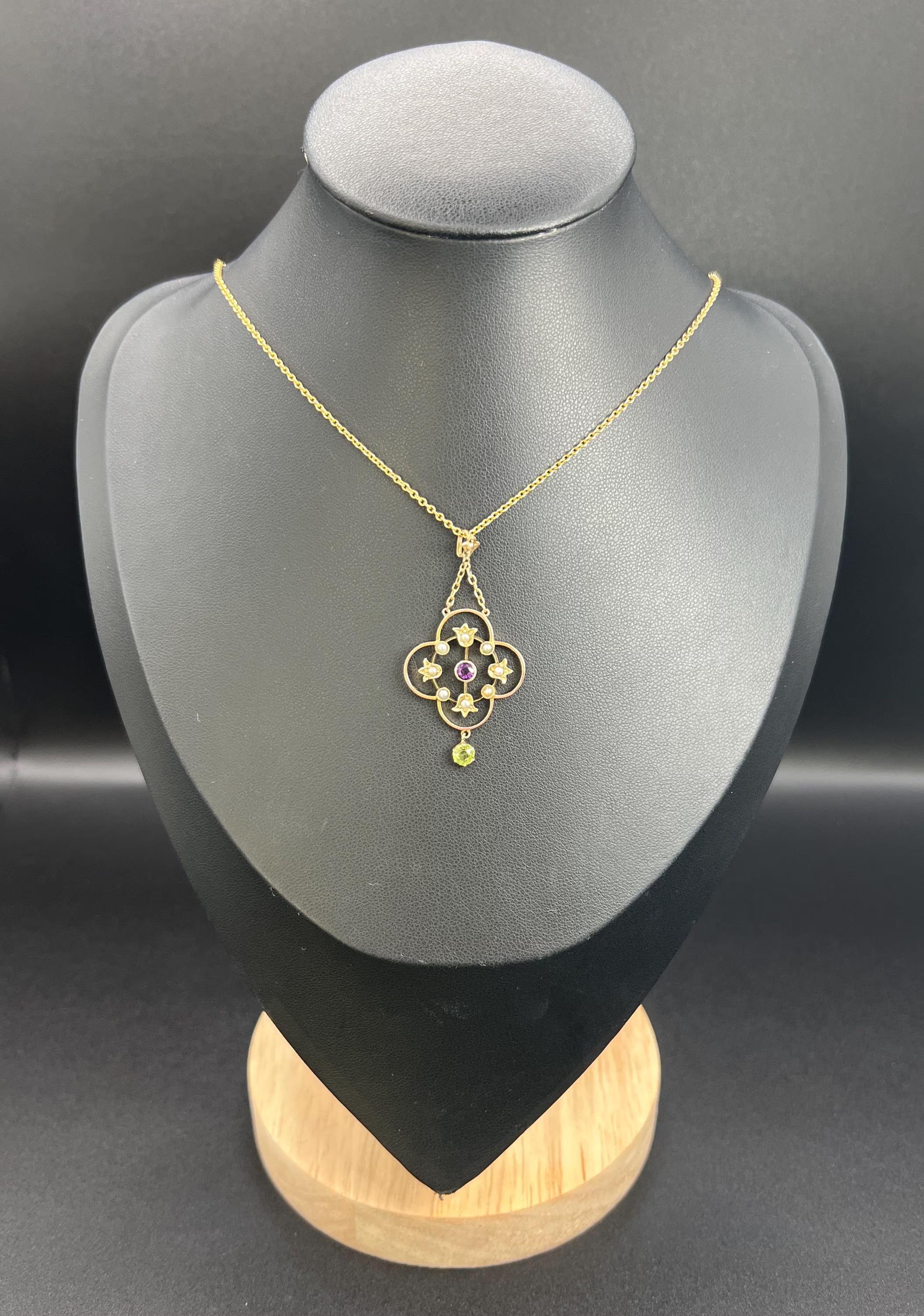 Taglio rotondo 9ct Gold, Edwardian Suffragette Pendant set with Amethyst, Peridot & Seed Pearls in vendita