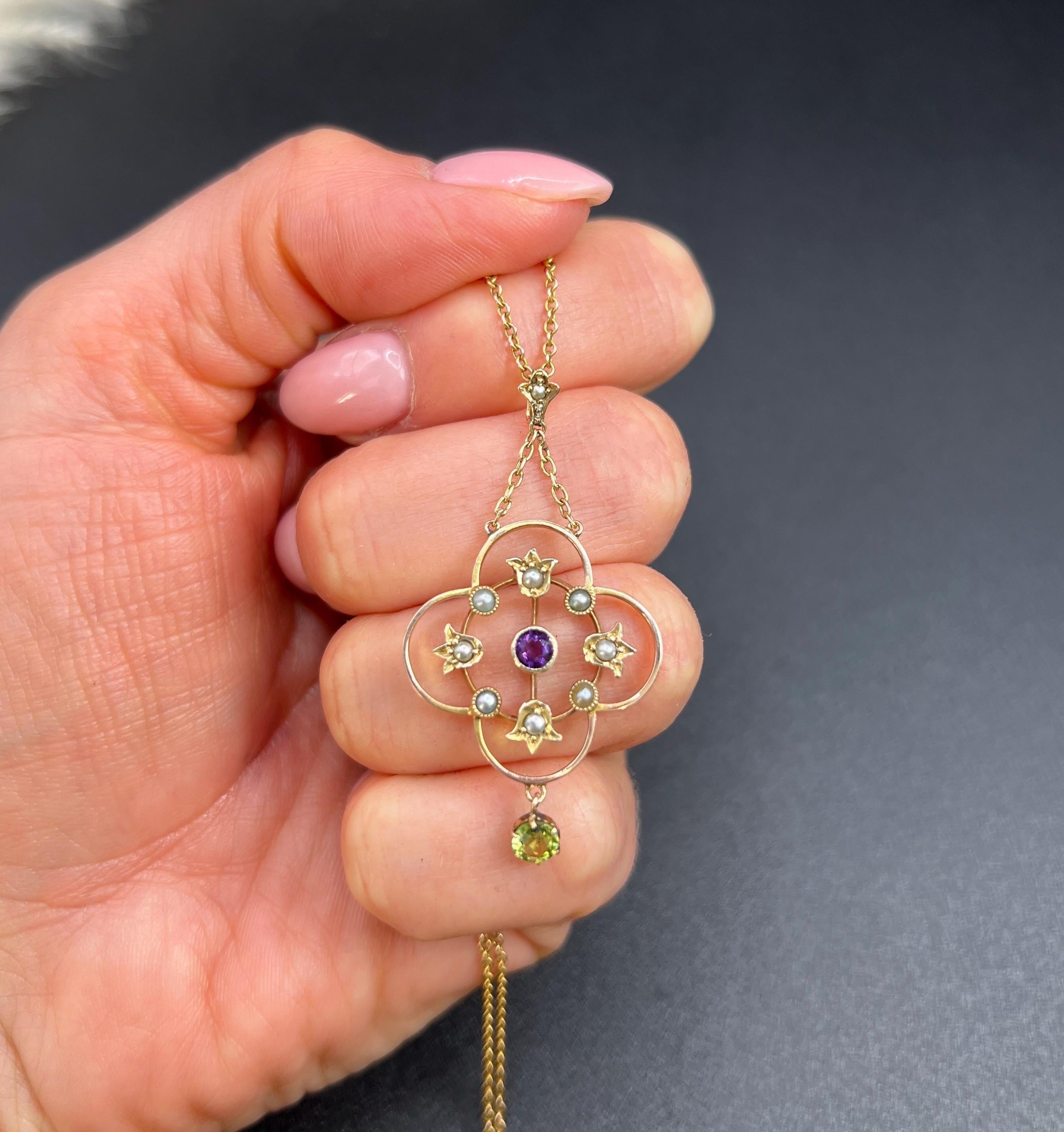 9ct Gold, Edwardian Suffragette Pendant set with Amethyst, Peridot & Seed Pearls In condizioni buone in vendita a Brighton, GB