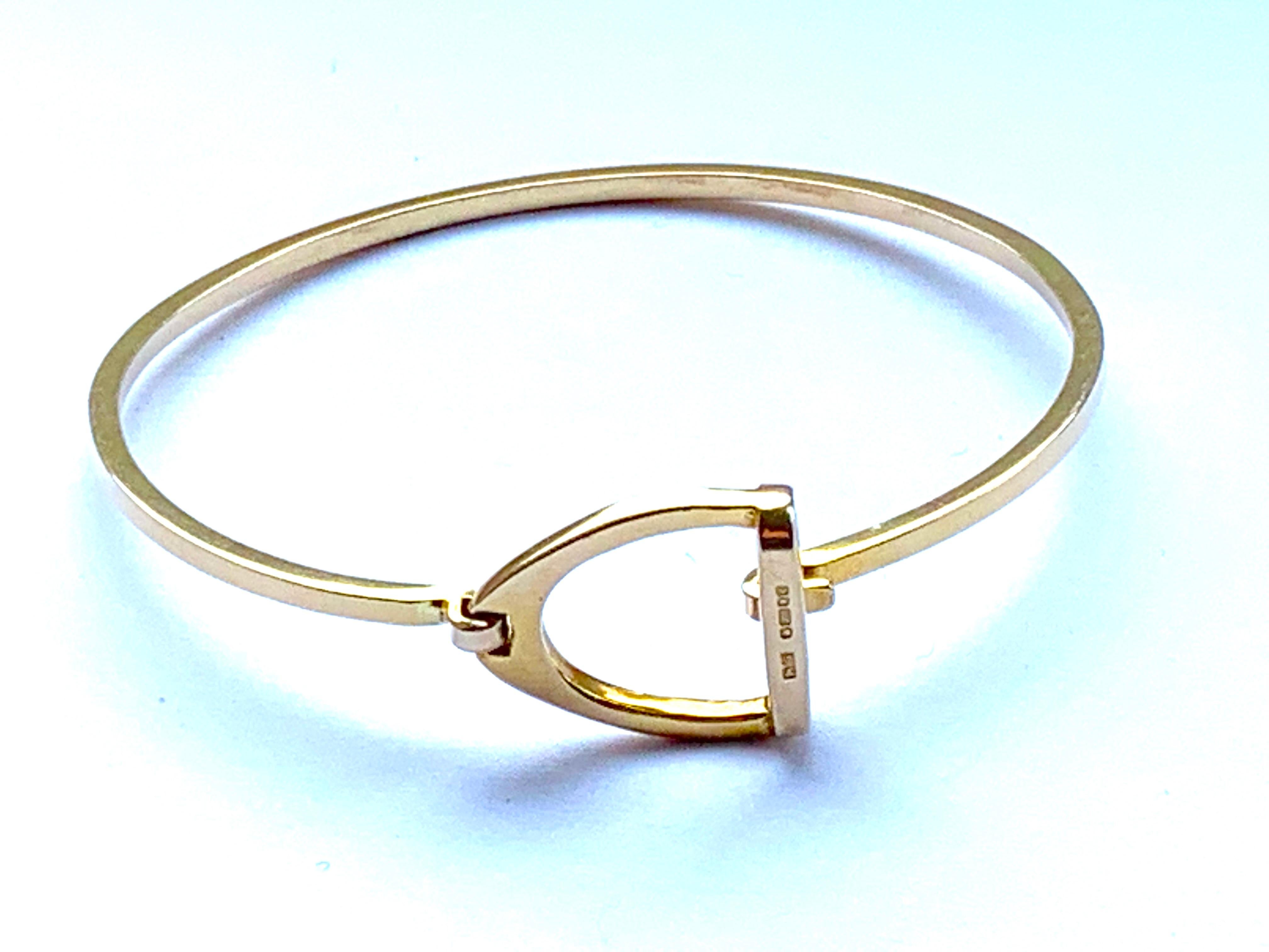 
9ct 375 Gold Armband
Reitsport-Design
Fester und sicherer Verschluss - mit starker Sicherheitskette
Vollständig gestempelt auf dem Steigbügel
Umfang 18,85 cm
Durchmesser  9.42 cm
Maximum Handgelenk passen 7.2 Zoll
Dicke des Armbands  2mm