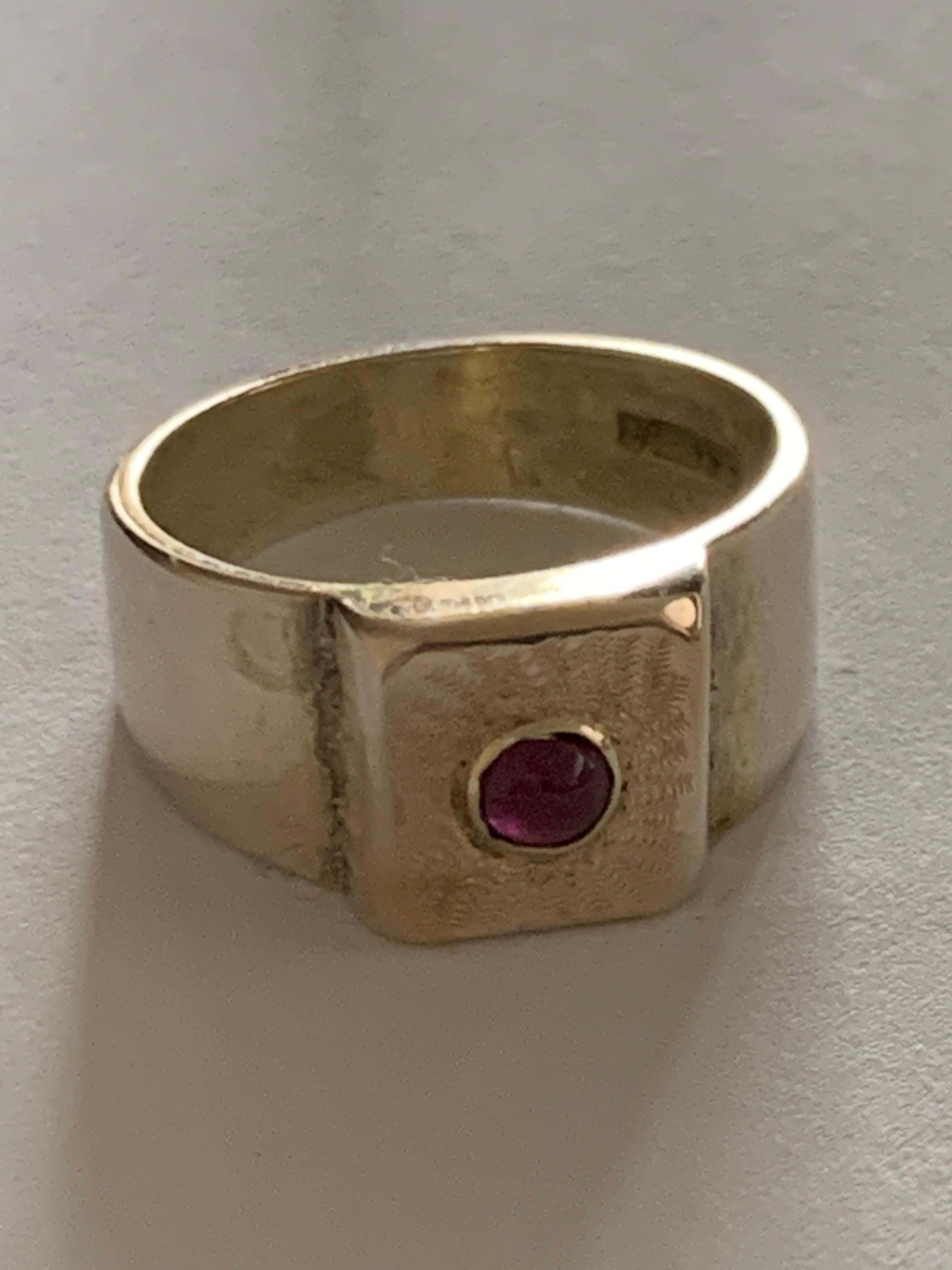 Oro blanco 9 ct
Anillo artesanal
con cabujón central de rubí rosa ( 4mm )
Totalmente Hallmarked Fabricantes AEB 1973
Tamaño - P 1/2
Diámetro interior 17,97 mm (milímetros)
Peso 8,8 gramos