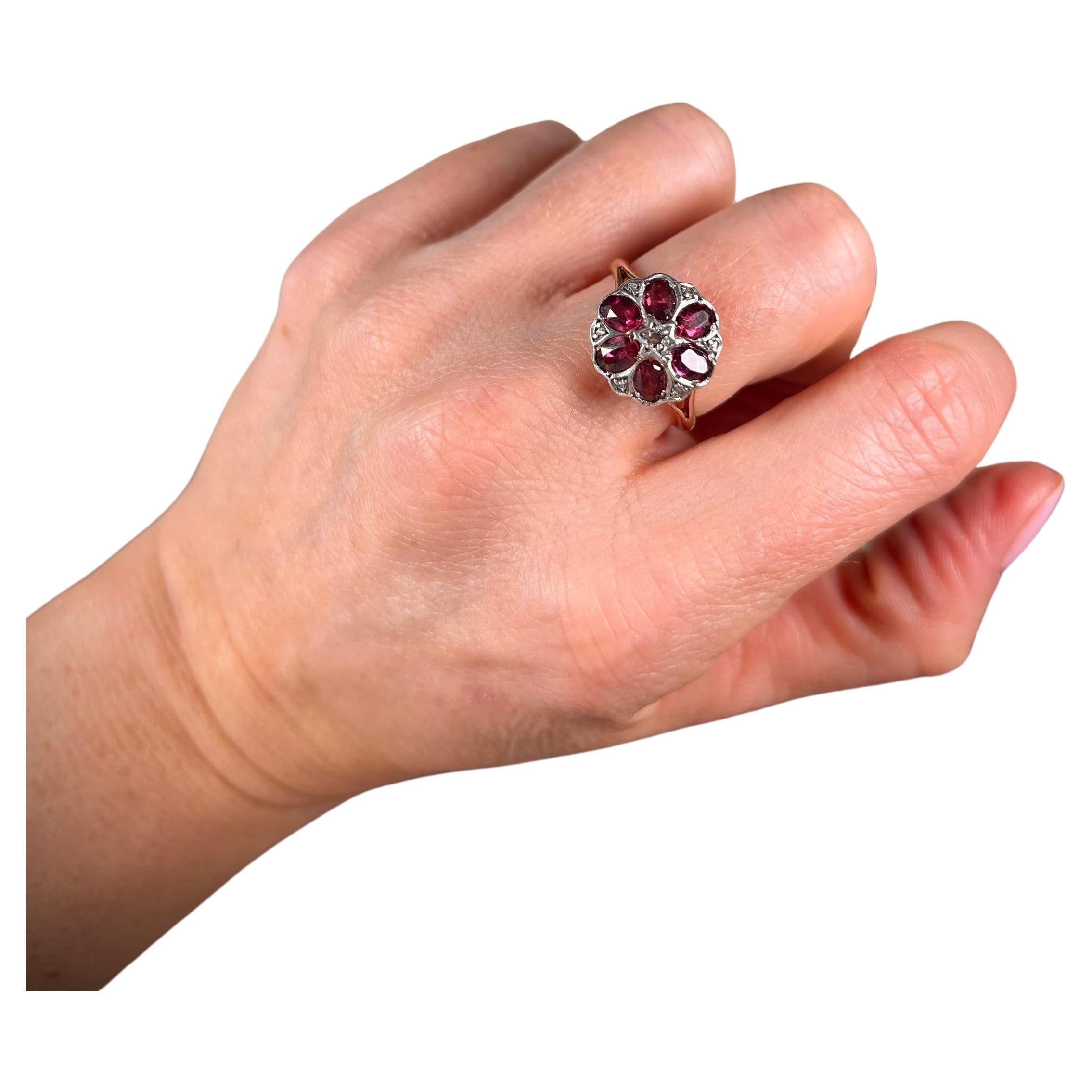 9 Karat Gold Granat & Diamant Gänseblümchen-Cluster-Ring mit facettierten Granatblättern und Diamanten   im Angebot