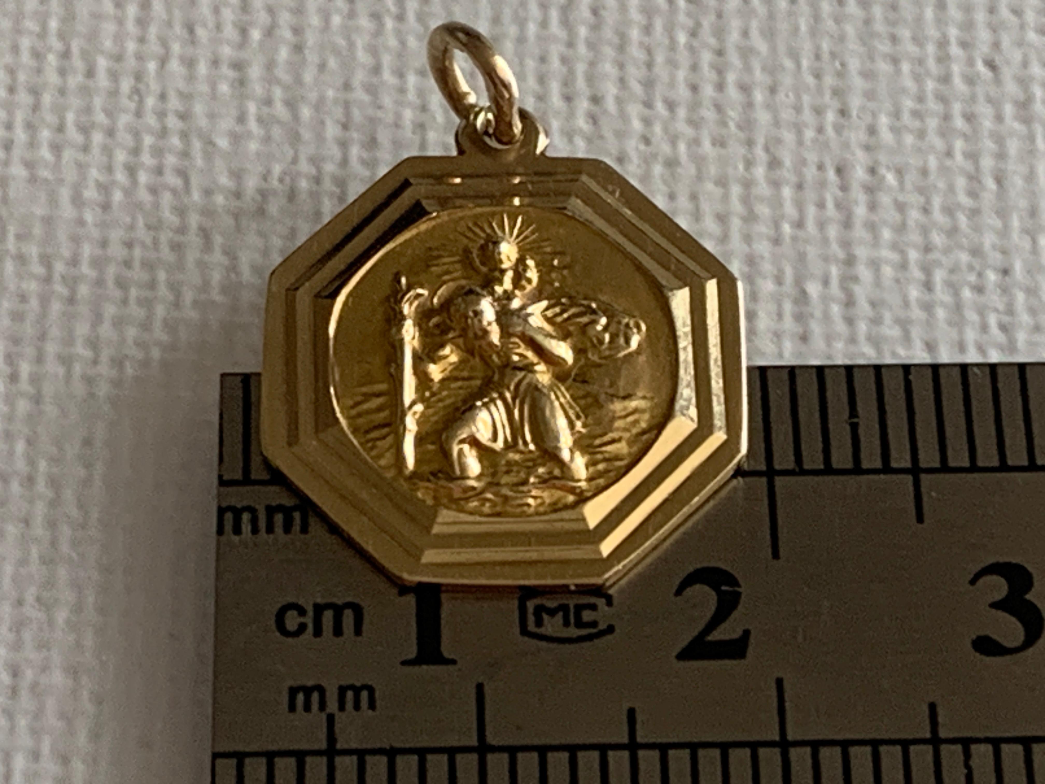 9ct Gold Hexagon St. Christopher Pendant In Good Condition For Sale In London, GB