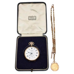 Oro de 9 ct J.W. Reloj de bolsillo abierto Benson con cadena y soberano completo de oro