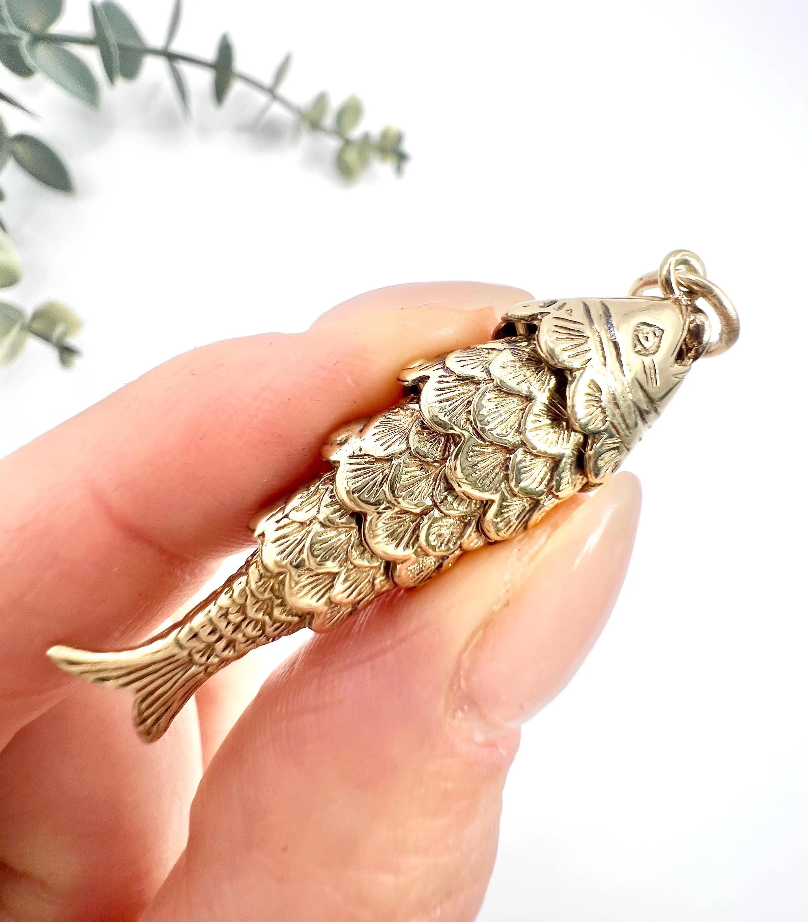 9ct Gold Large Articulated Lucky Fish Pendant Charm Hallmarked London 1978 For Sale 6