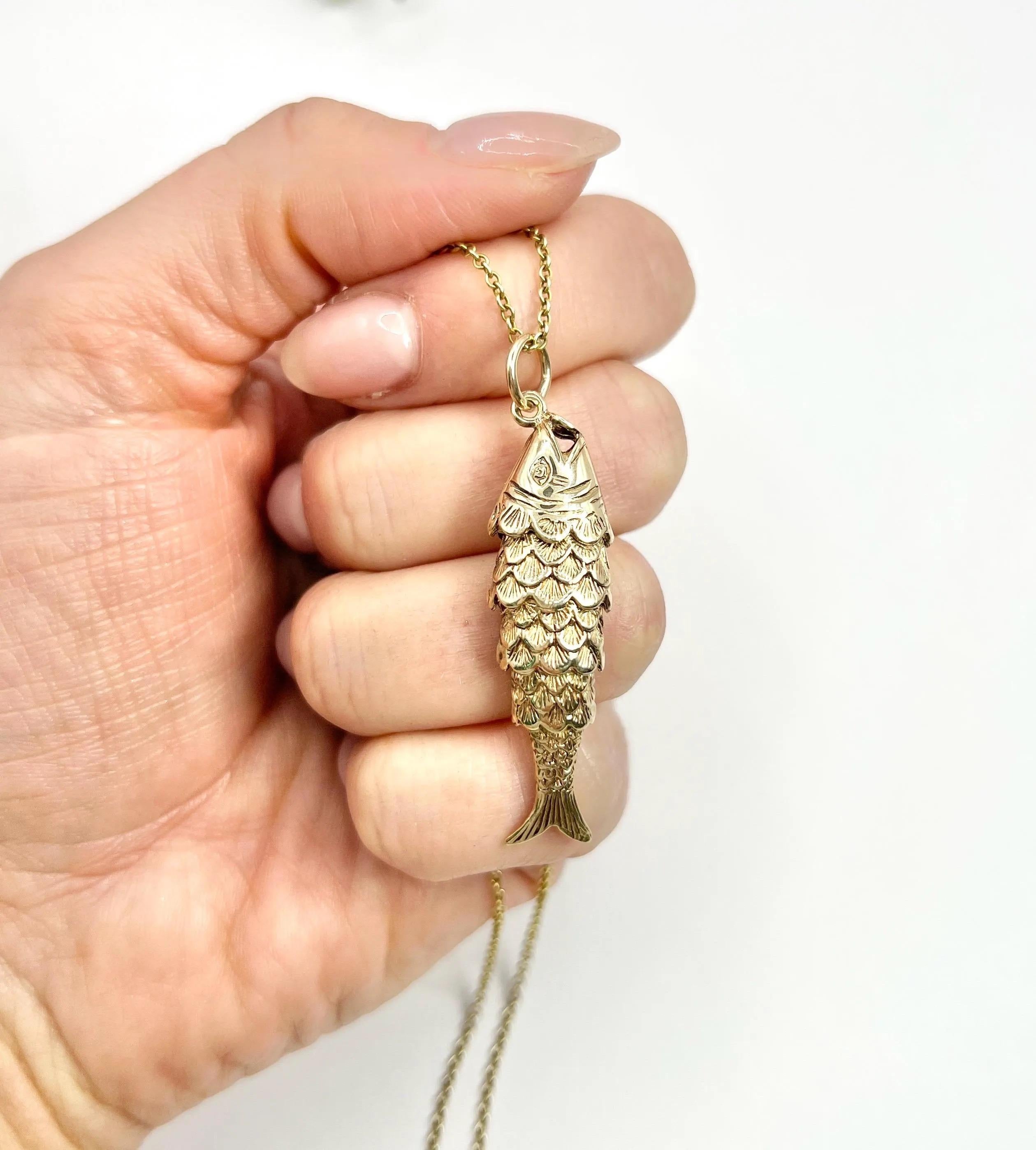 9ct Gold Large Articulated Lucky Fish Pendant Charm Hallmarked London 1978 In Good Condition For Sale In Brighton, GB