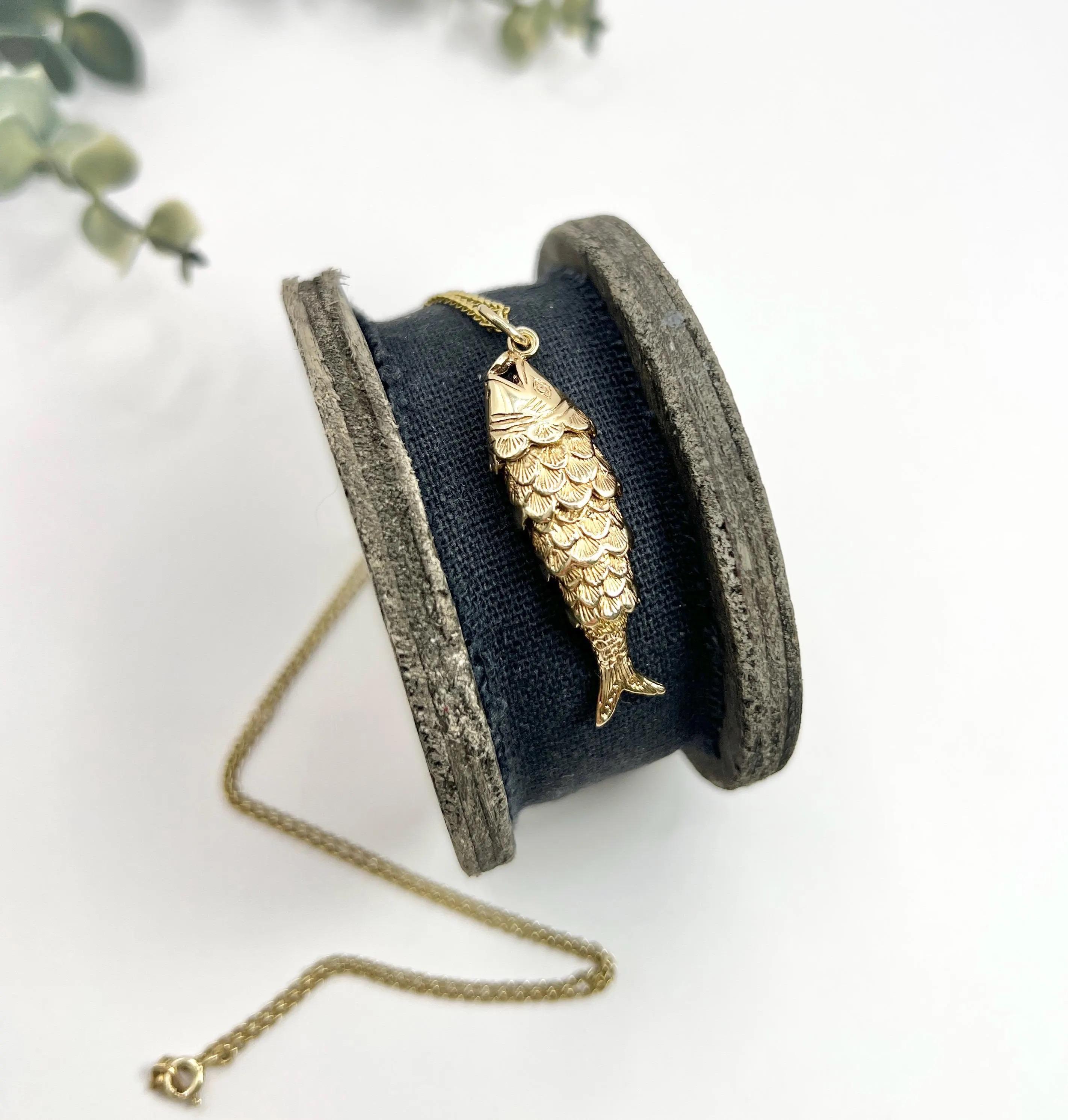 9ct Gold Large Articulated Lucky Fish Pendant Charm Hallmarked London 1978 For Sale 1