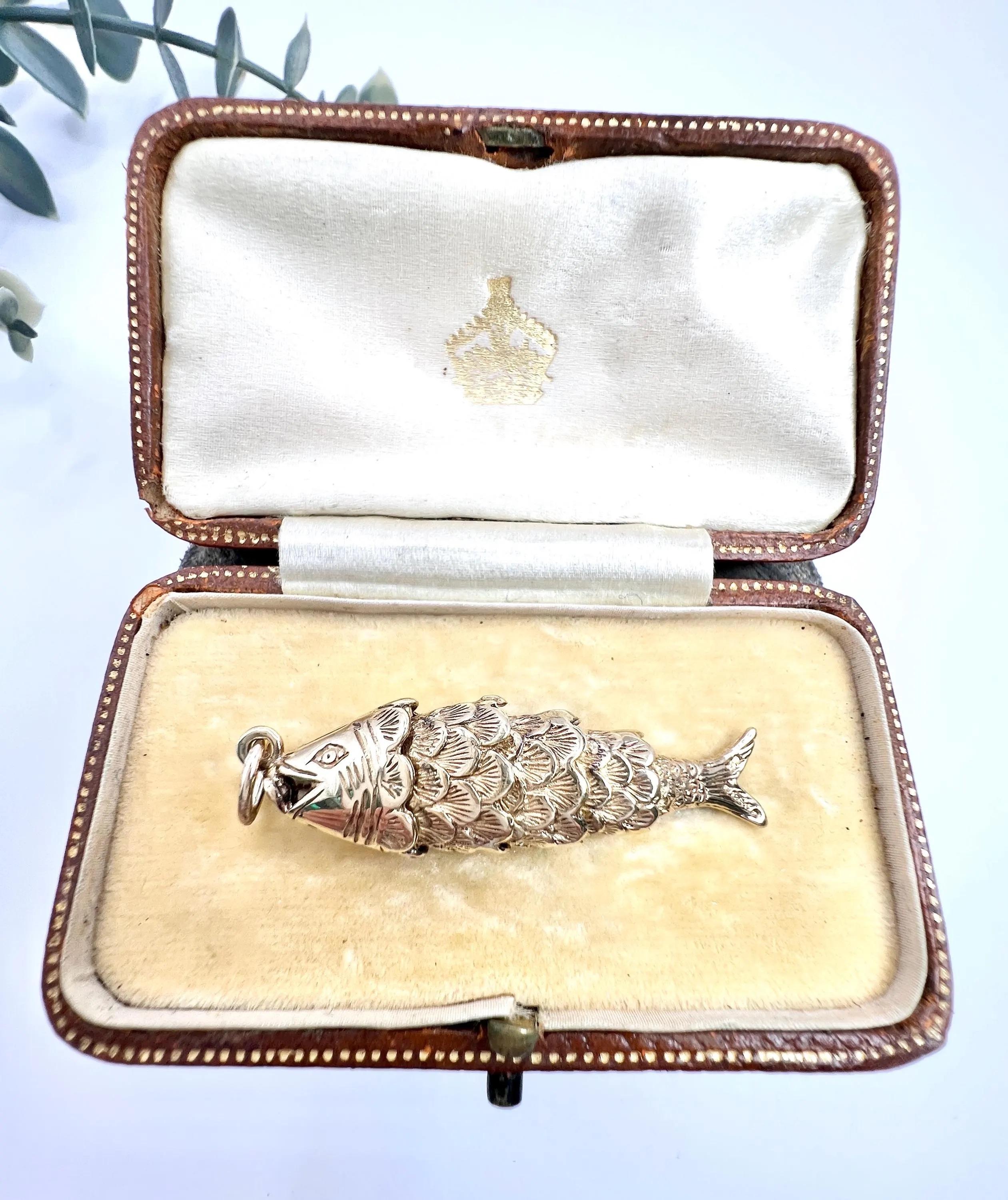 9ct Gold Large Articulated Lucky Fish Pendant Charm Hallmarked London 1978 For Sale 3