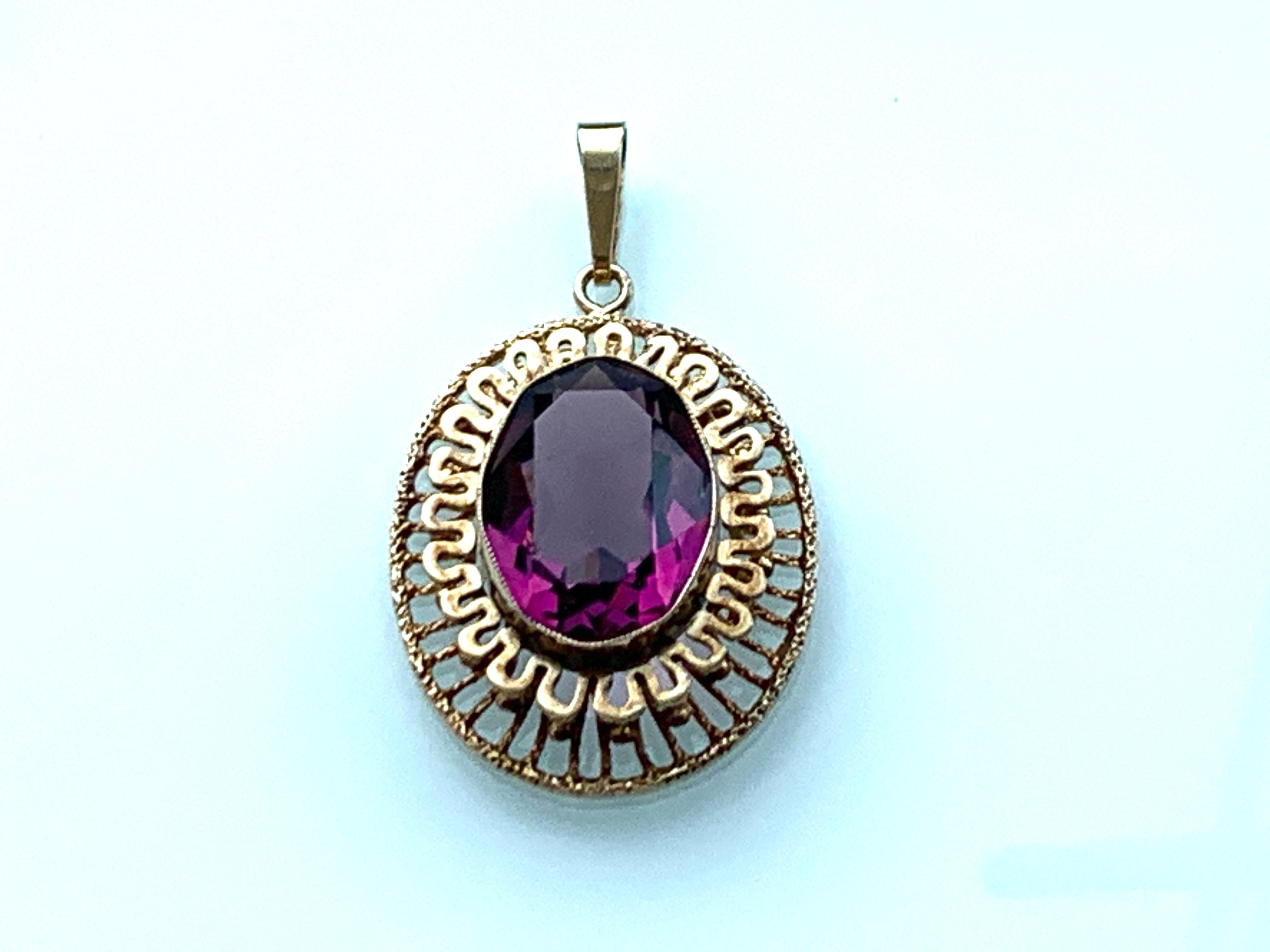 9ct Gold Statement Pendant 1970s In Good Condition In London, GB