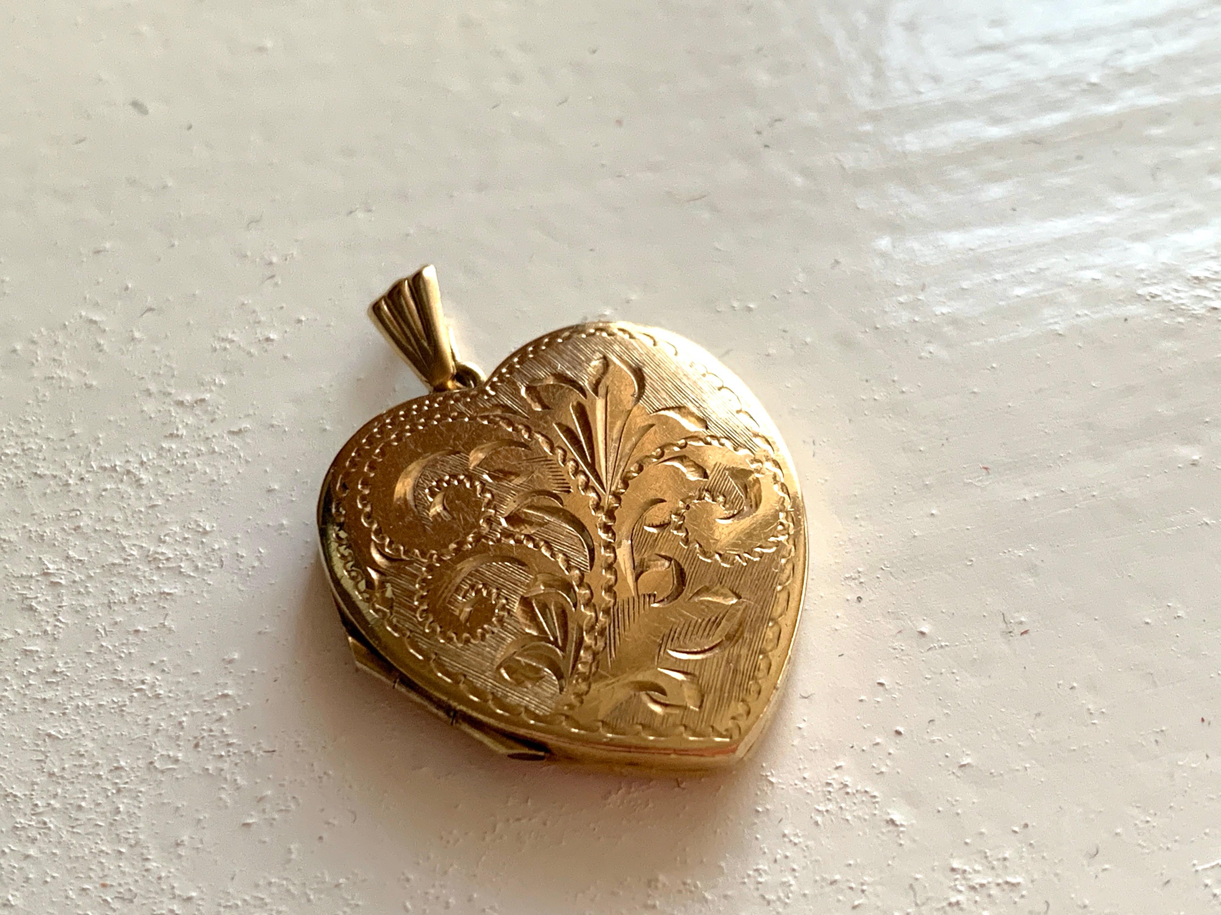 9ct Gold Heart Locket
Beautiful Heart Locket 
with etched floral pattern
by Fred Manshaw Ltd 1974
without glass inside - the image covers are very light plastic

Fully Hallmarked.

