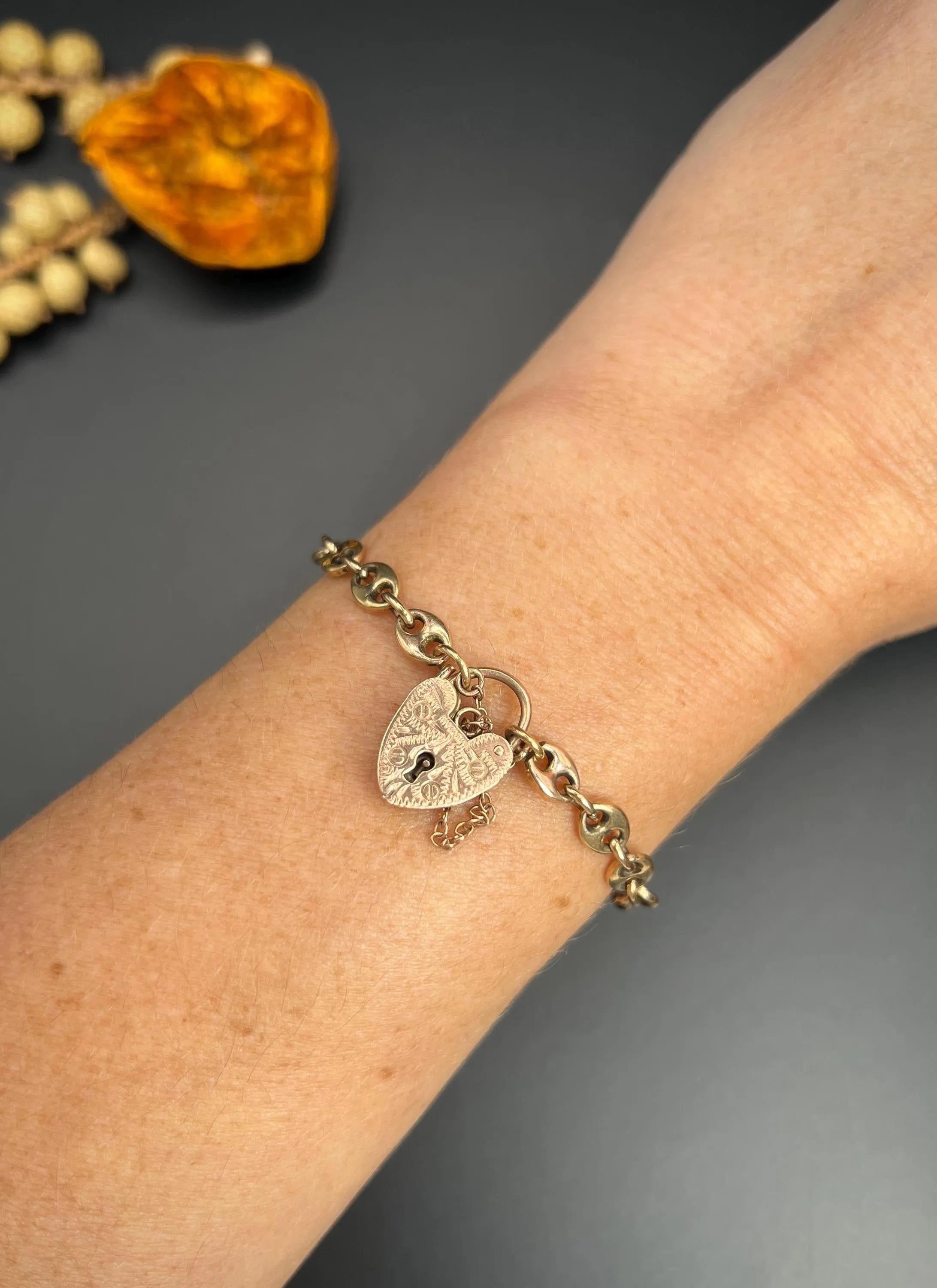 9ct Gold Mariner Link Bracelet, Heart Padlock Clasp, Birmingham Hallmarked 1989 For Sale 6