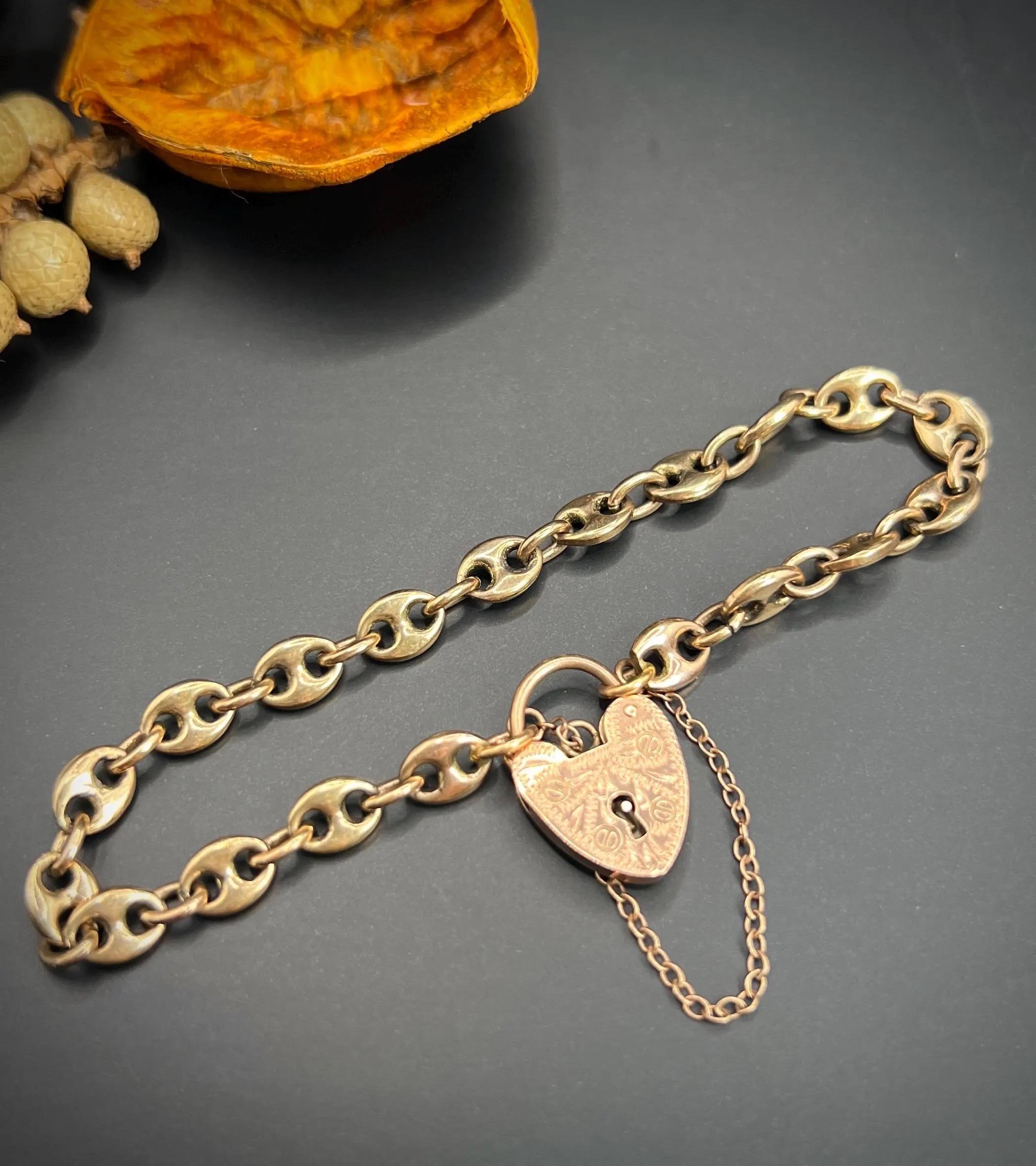 Antique Gold Bracelet 

9ct Rose Gold Stamped

Hallmarked Birmingham 1989

Makers Mark C B J S

This exquisite vintage bracelet is crafted from 9ct rose gold, offering a luxurious and sophisticated look. The bracelet features a classic Gucci/Mariner