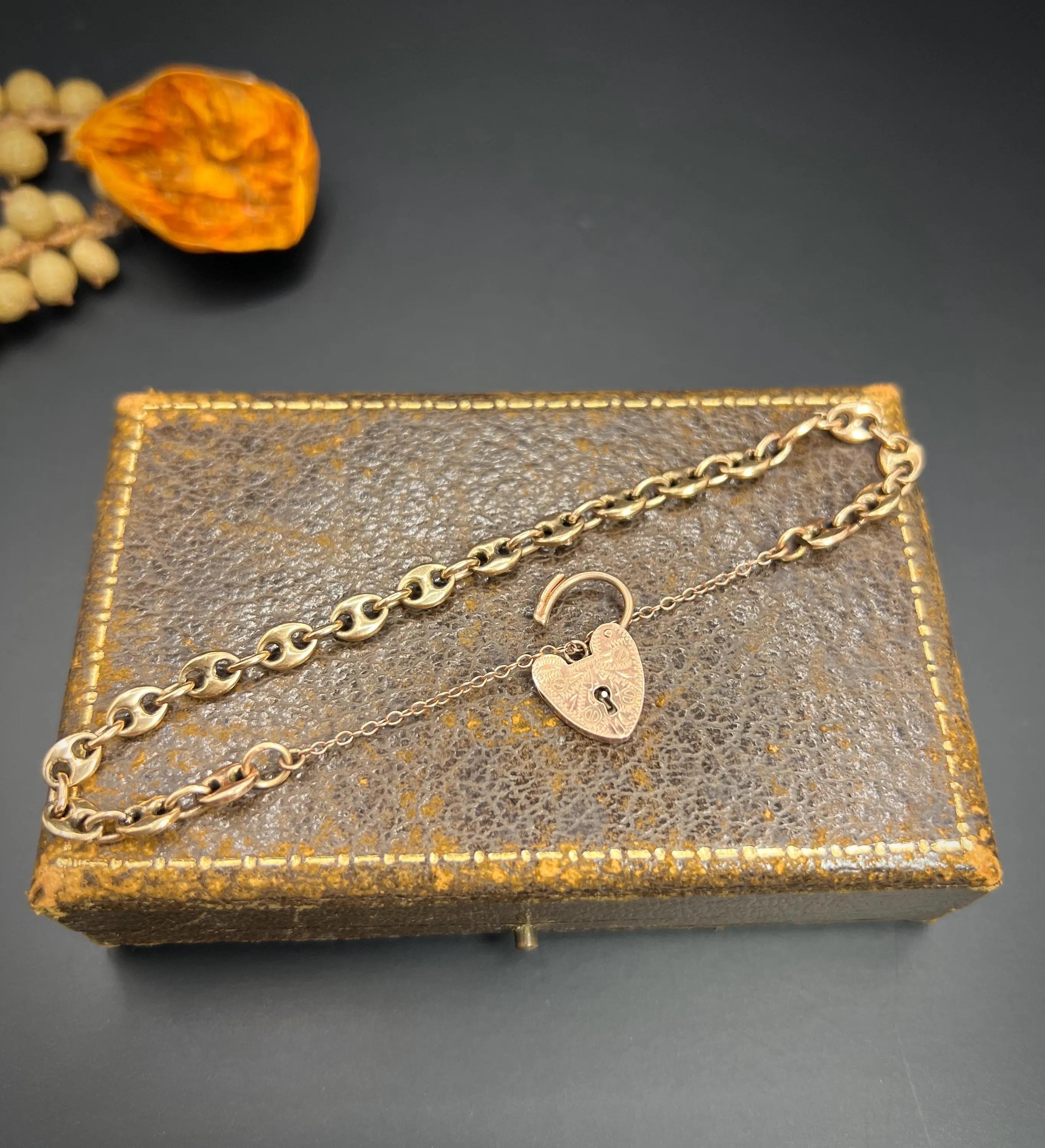 Women's or Men's 9ct Gold Mariner Link Bracelet, Heart Padlock Clasp, Birmingham Hallmarked 1989 For Sale