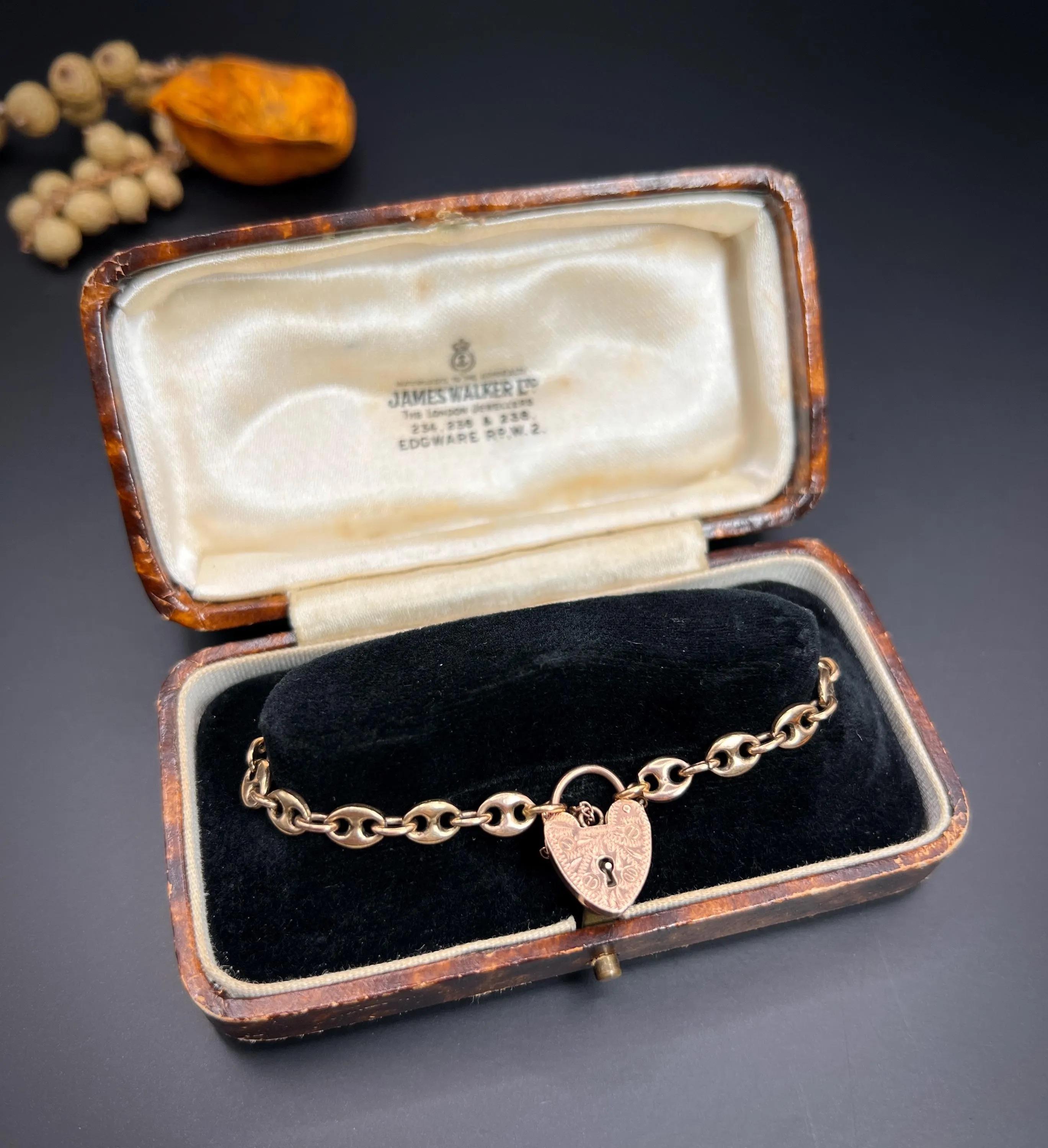 9ct Gold Mariner Link Bracelet, Heart Padlock Clasp, Birmingham Hallmarked 1989 For Sale 1
