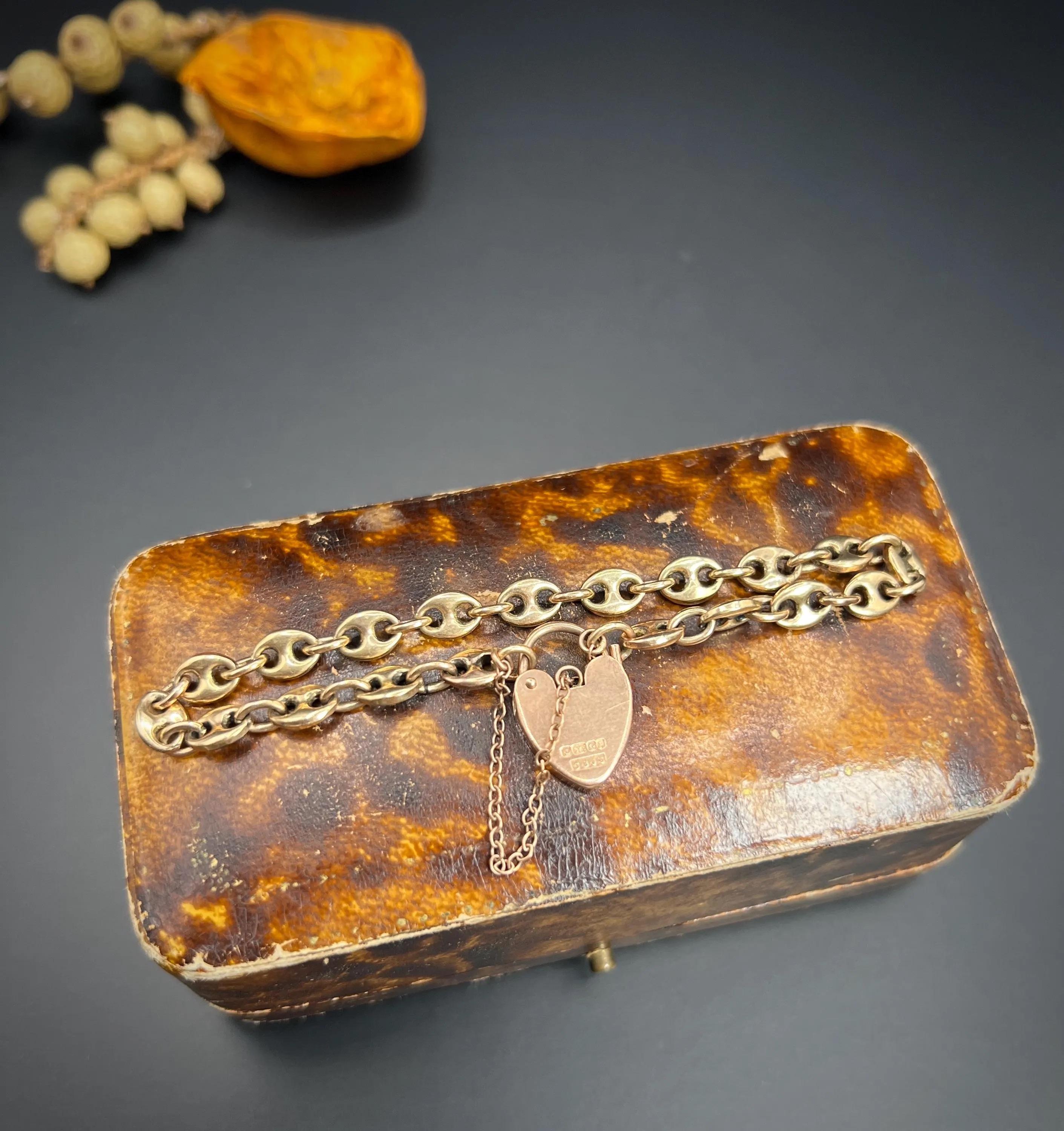 9ct Gold Mariner Link Bracelet, Heart Padlock Clasp, Birmingham Hallmarked 1989 For Sale 3