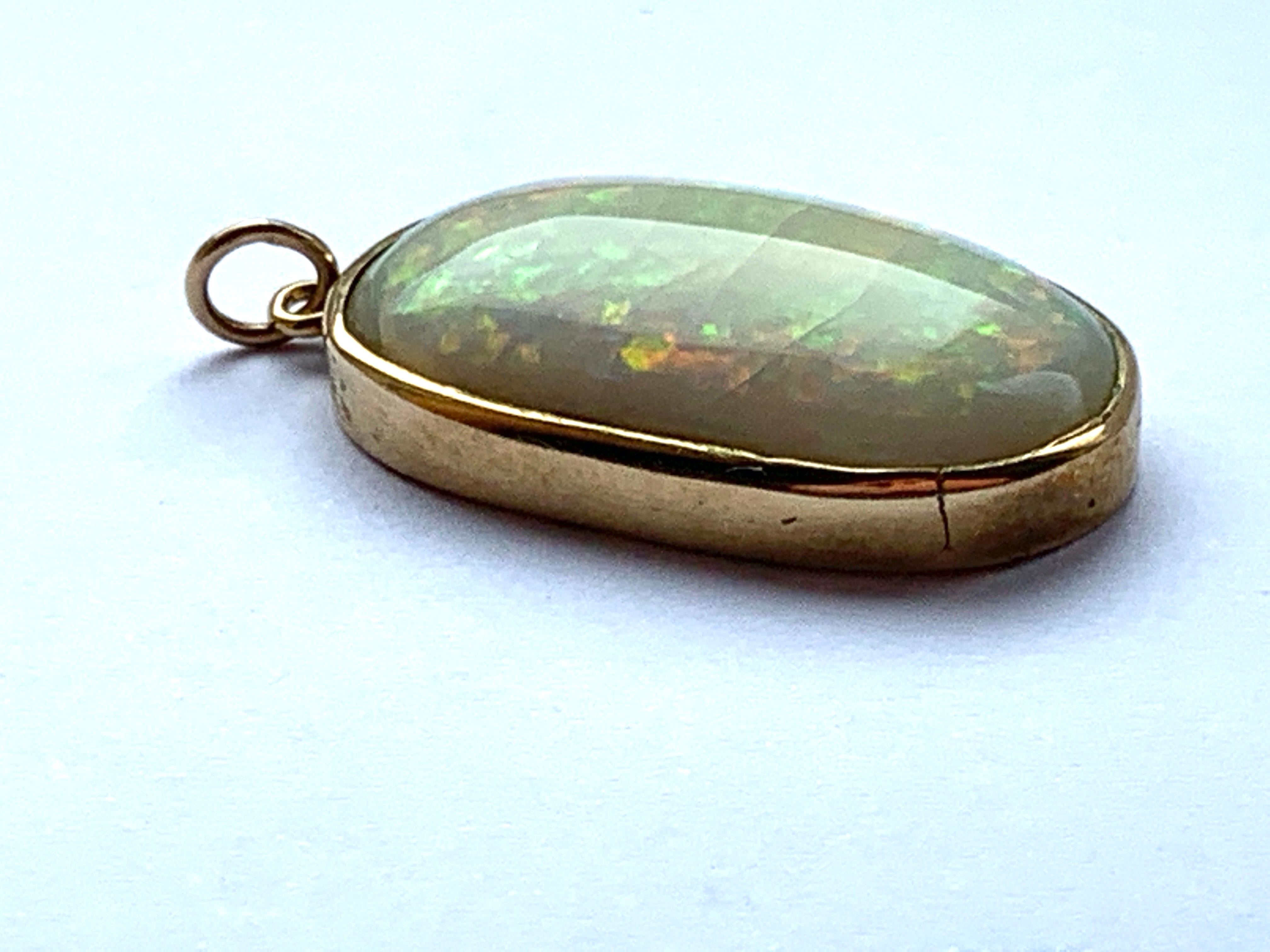 Schöner natürlicher Opal
gefasst in 9ct Goldfassung
mit rissigen inneren Frakturen
Größe ca. 2,5cm x 1,5cm x 7mm
Gewicht 4.93 Gramm
