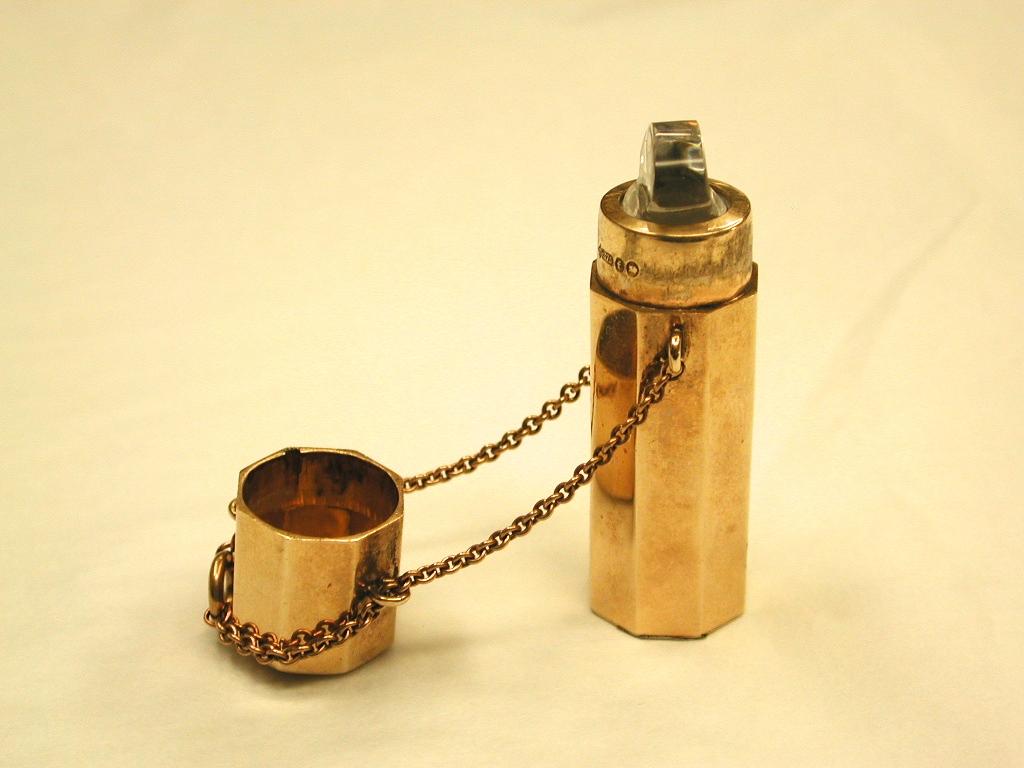 9-carat gold octagonal perfume bottle, Goldsmiths & Silversmiths Co Ltd, 1921
Heavy quality gold scent bottle with glass lining with chatelaine chain.
Assayed in London in 1921, by the above prestidious firm who became Garrards, the Queen's