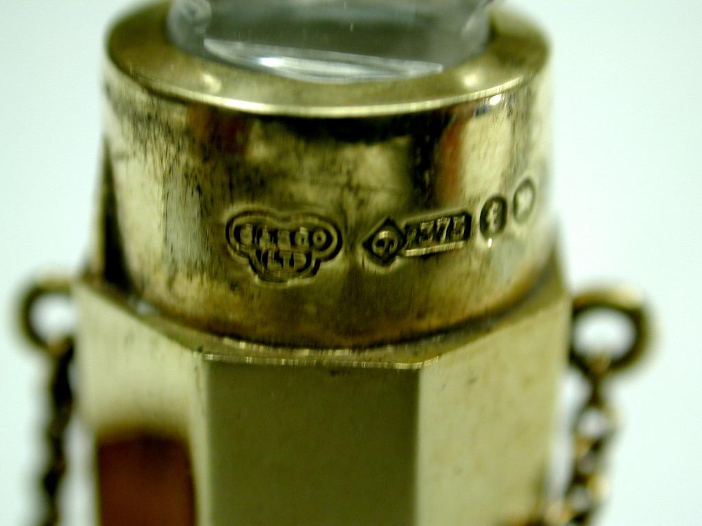 Achteckige Parfümflasche aus 9-karätigem Gold, Goldsmiths & Silversmiths Co Ltd, 1921 (Art déco) im Angebot