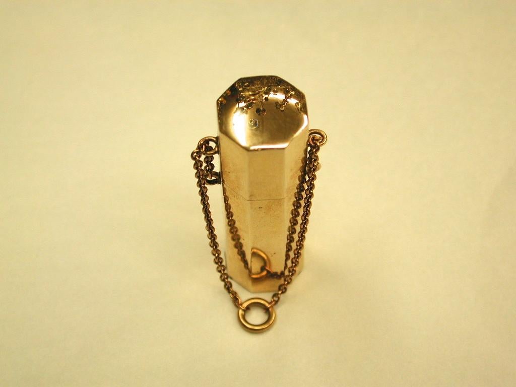 9-Carat Gold Octagonal Perfume Bottle, Goldsmiths & Silversmiths Co Ltd, 1921 In Good Condition For Sale In London, GB