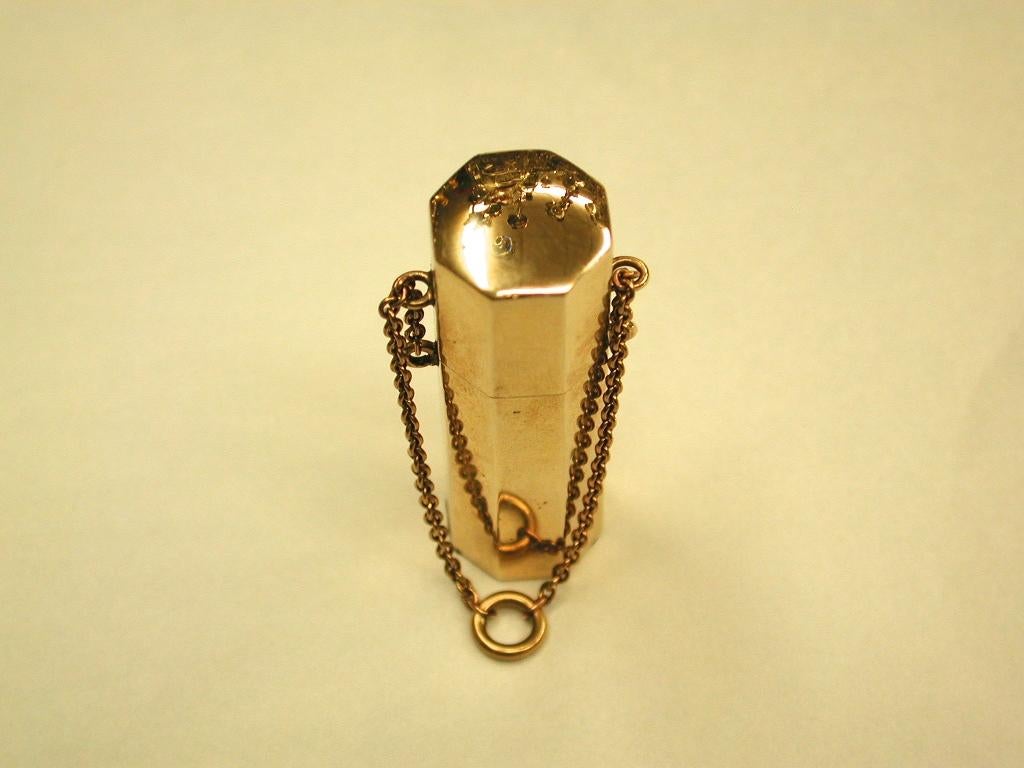 Flacon de parfum octogonal en or 9 carats, Goldsmiths & Silversmiths Co Ltd, 1921 Bon état - En vente à London, GB